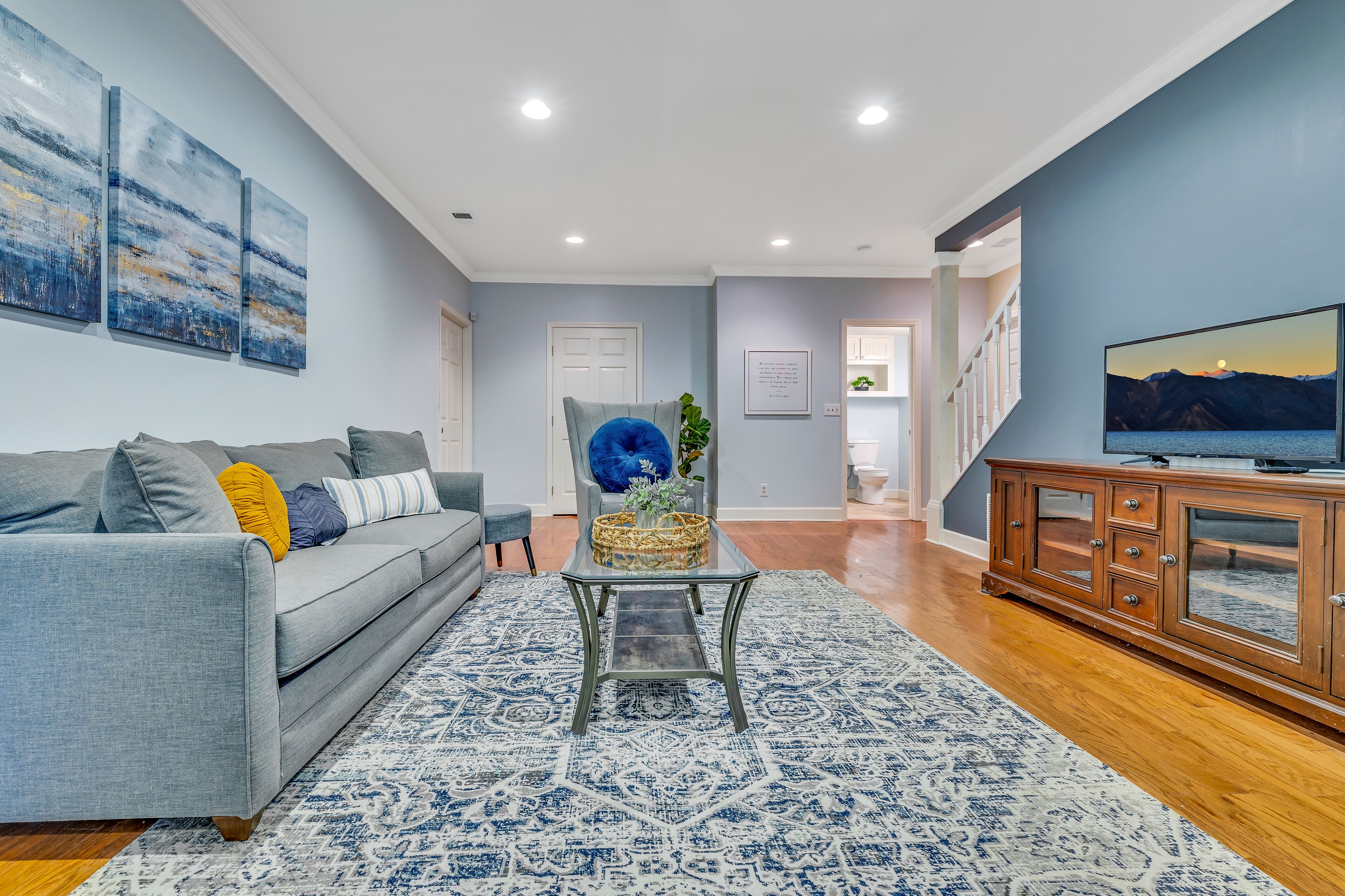 Charming & Beautiful Basement Apartment Sleeps 4!
