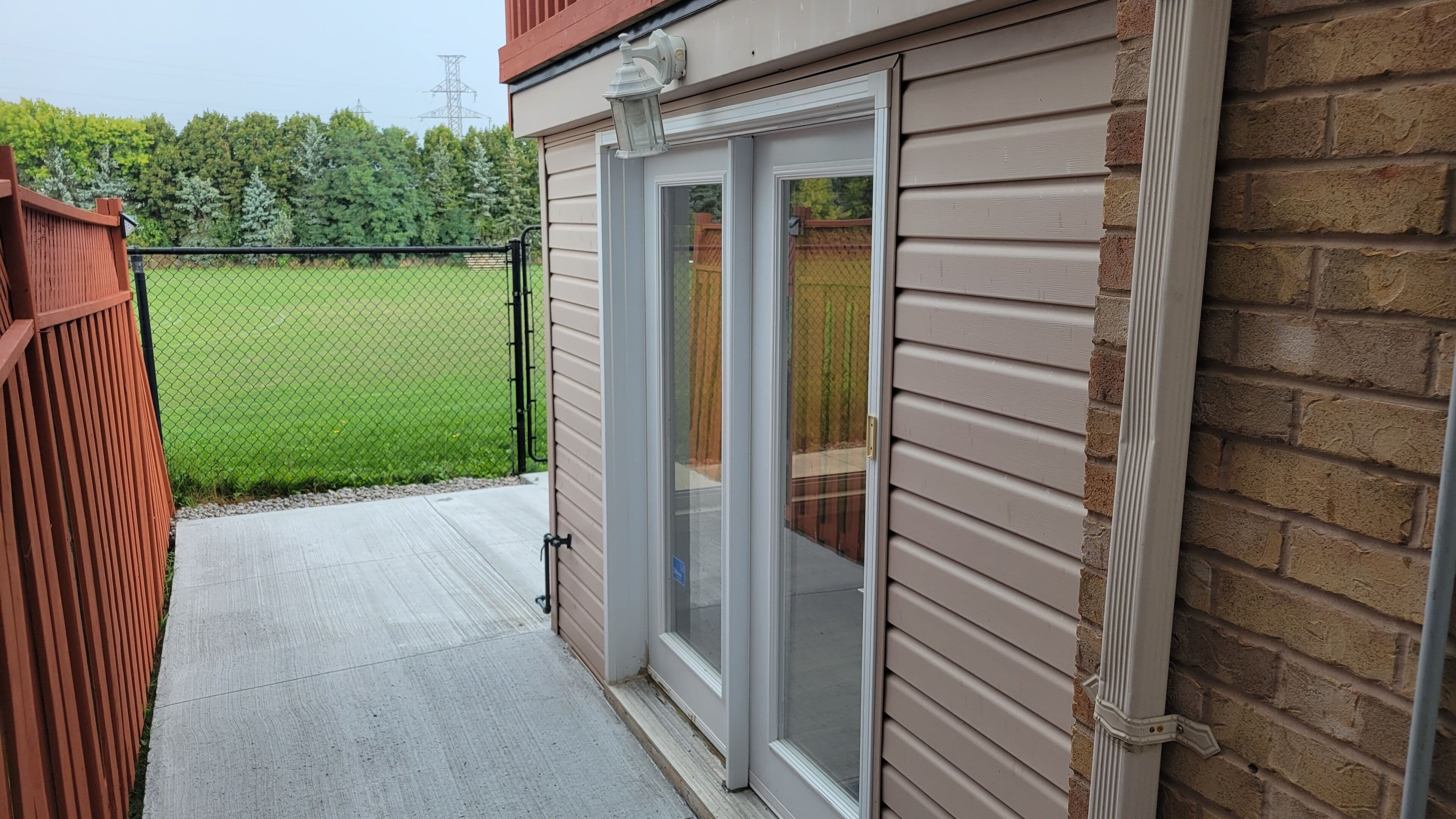 Bright 1-bedroom Walk-Out basement apartment