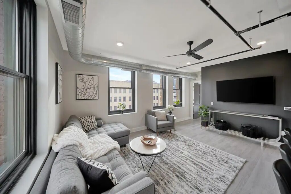 Luxury 2BD-2BA Condo-DT LNK-Walk to UNL, Memorial Stadium, PBA, & Lied-sleeps 6