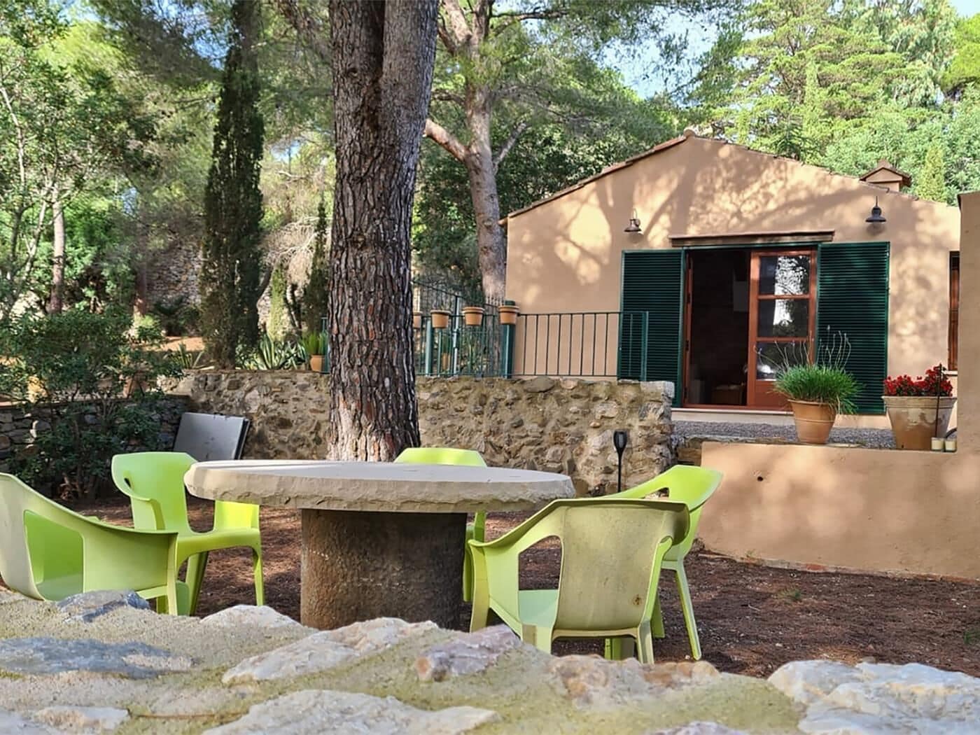 Small and comfortable independent house. Spacious private garden.3 km Valls