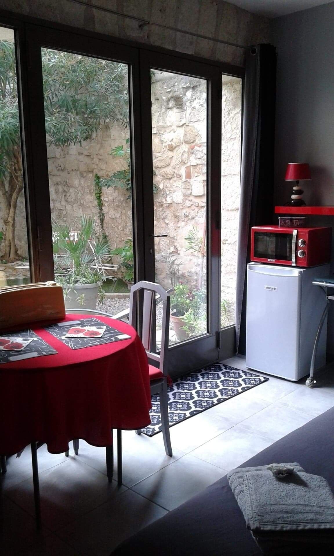 Room on secret garden intramural in the heart of the festival off
