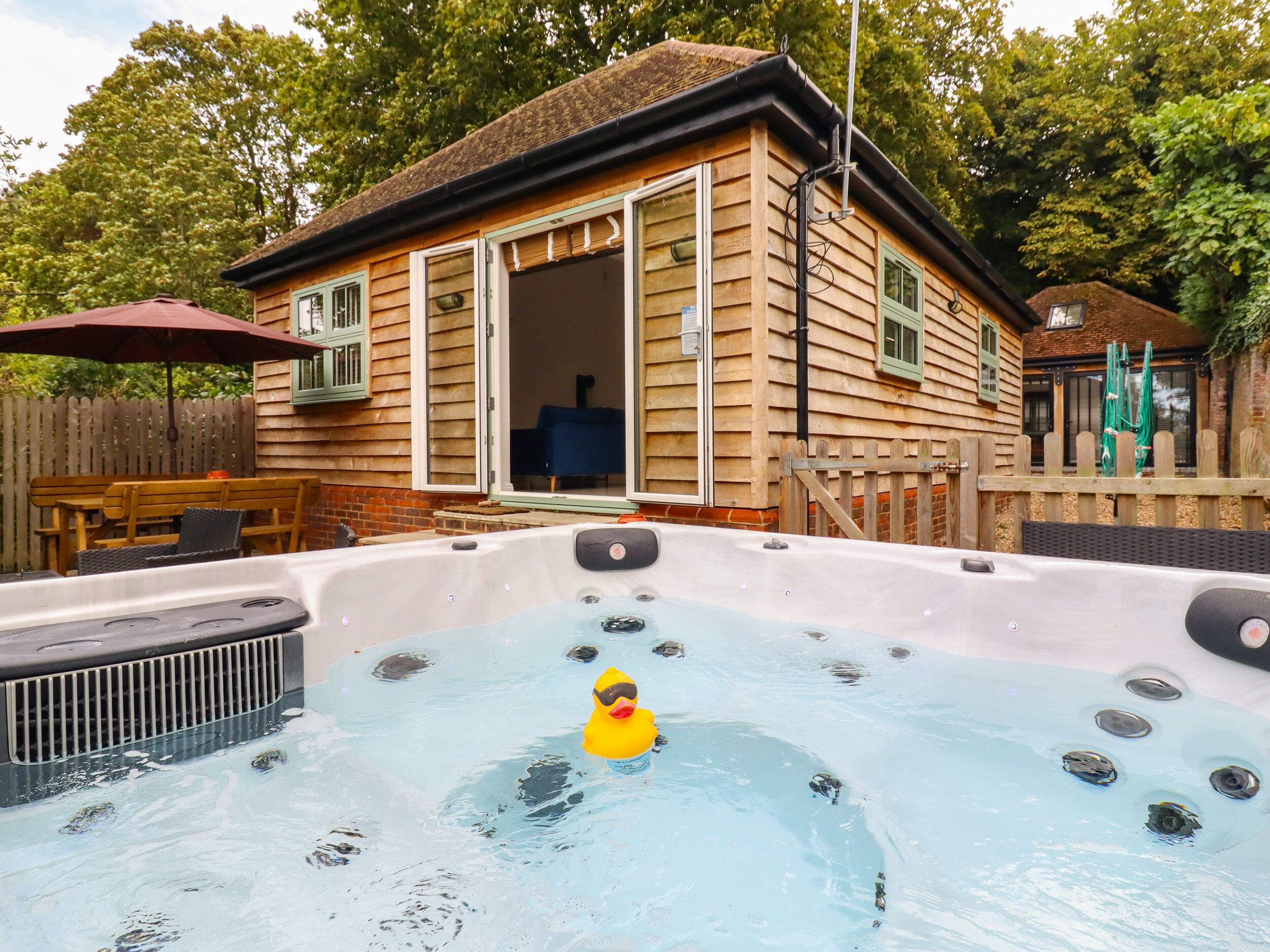 DREAMWOOD LODGE, pet friendly, with hot tub in Leaves Green