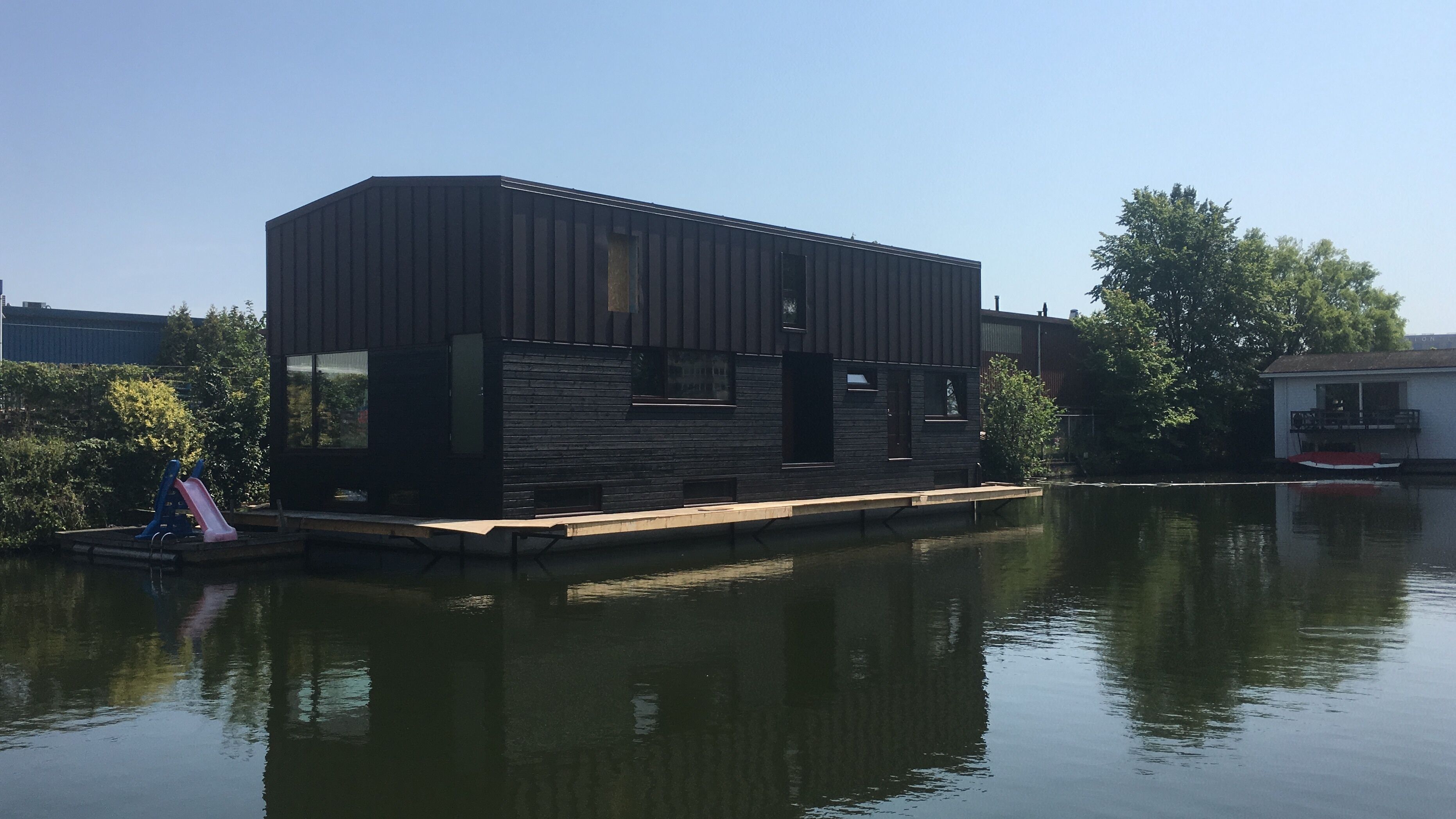 Nice quiet and new appartment Houseboat centrally located for family or work.