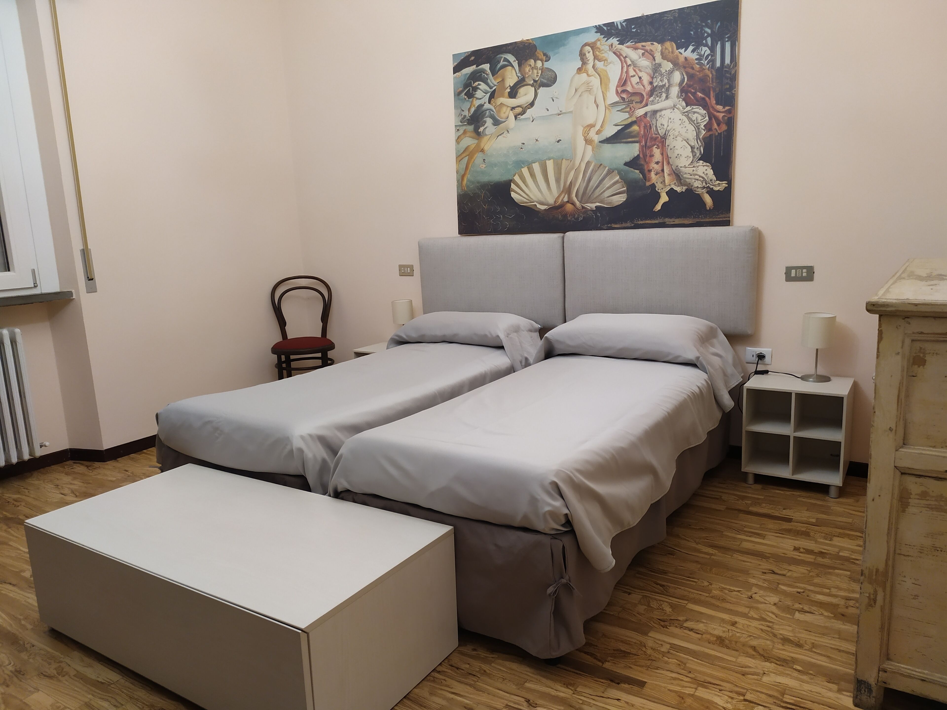 Large rooms with breakfast and free private parking