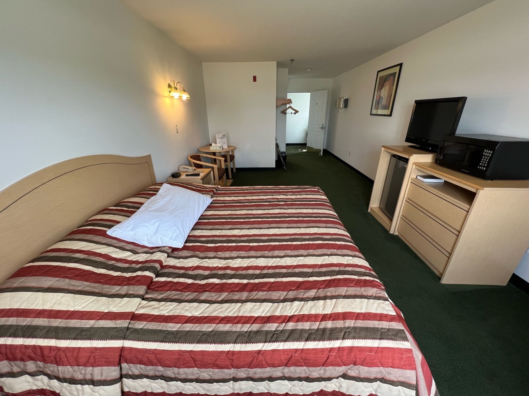 Comfy Petite Single King Suite in a Friendly Town!