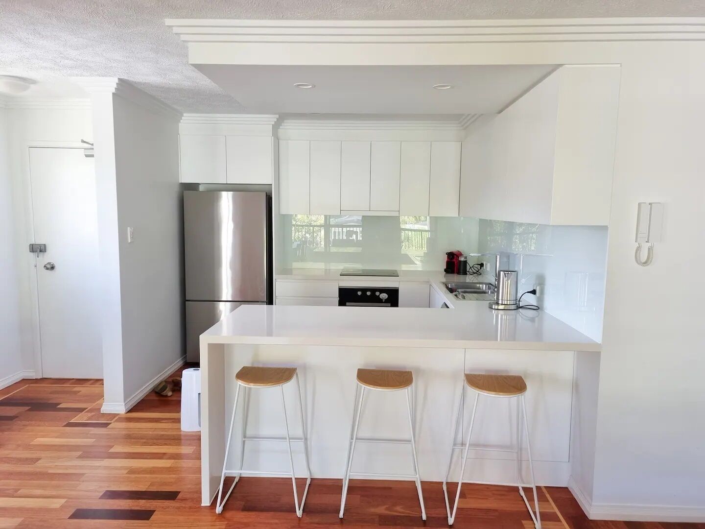 Spacious top floor unit! 10 minutes to the beach and shops