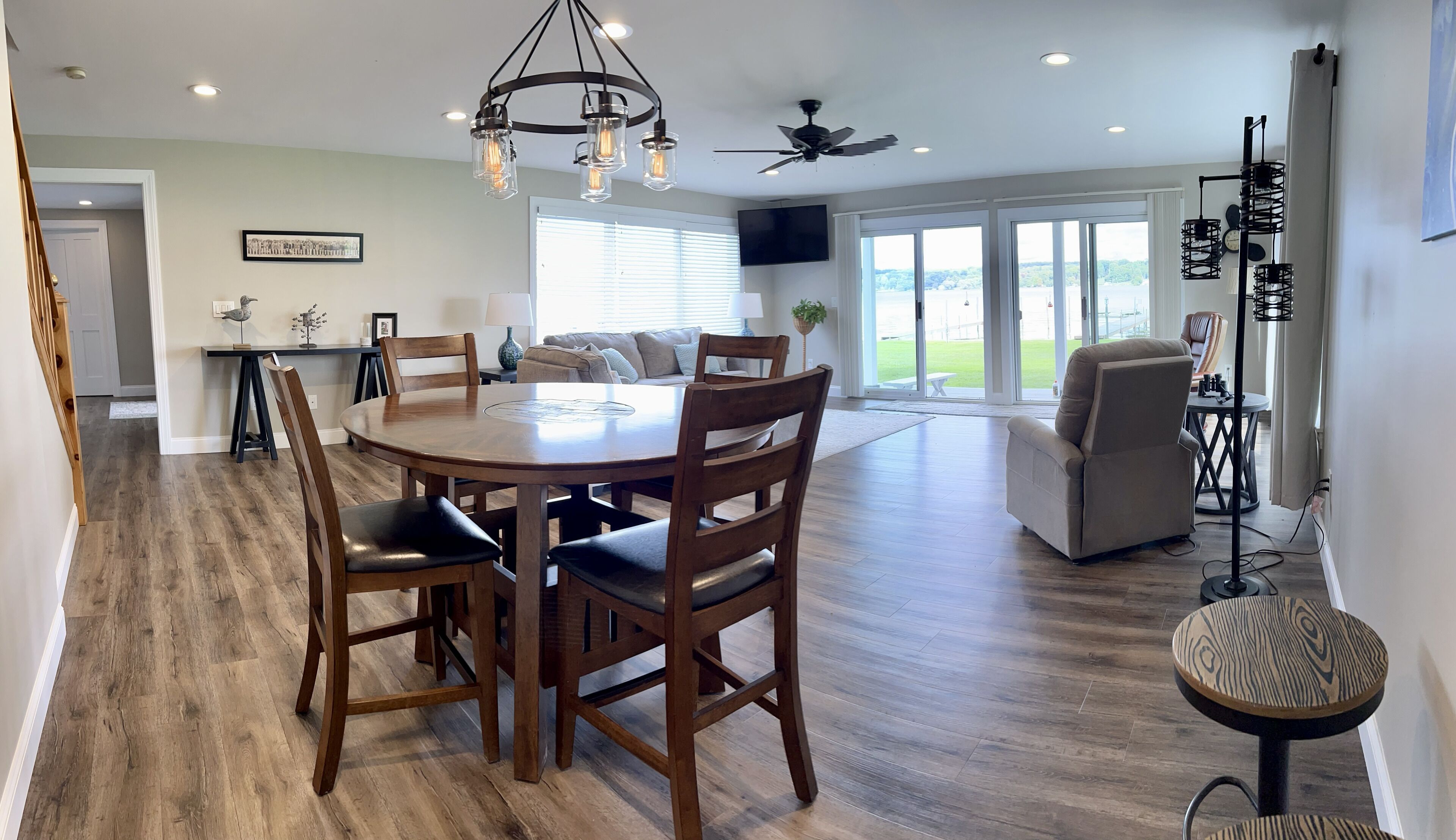 Gorgeous lakefront vacation stay at The White Lakehouse 