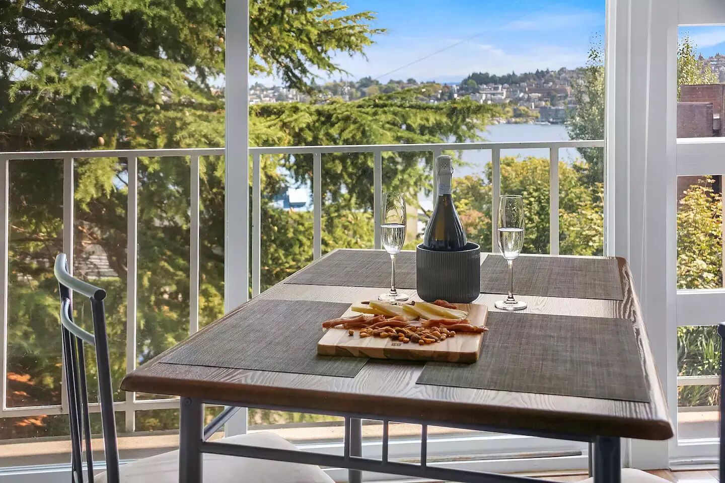 Lovely Lake Union Apt. w/ parking & fast Wi-Fi