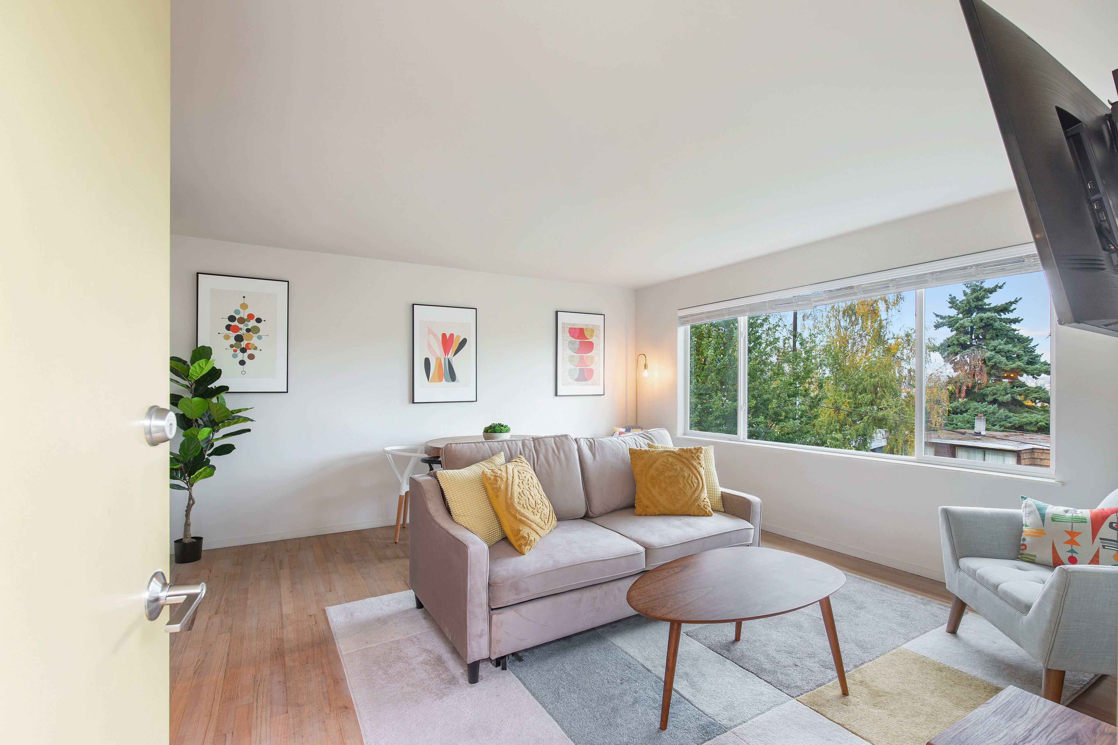 2 BR Chic Queen Anne Retreat  4min to DT Seattle w/ FREE Parking 