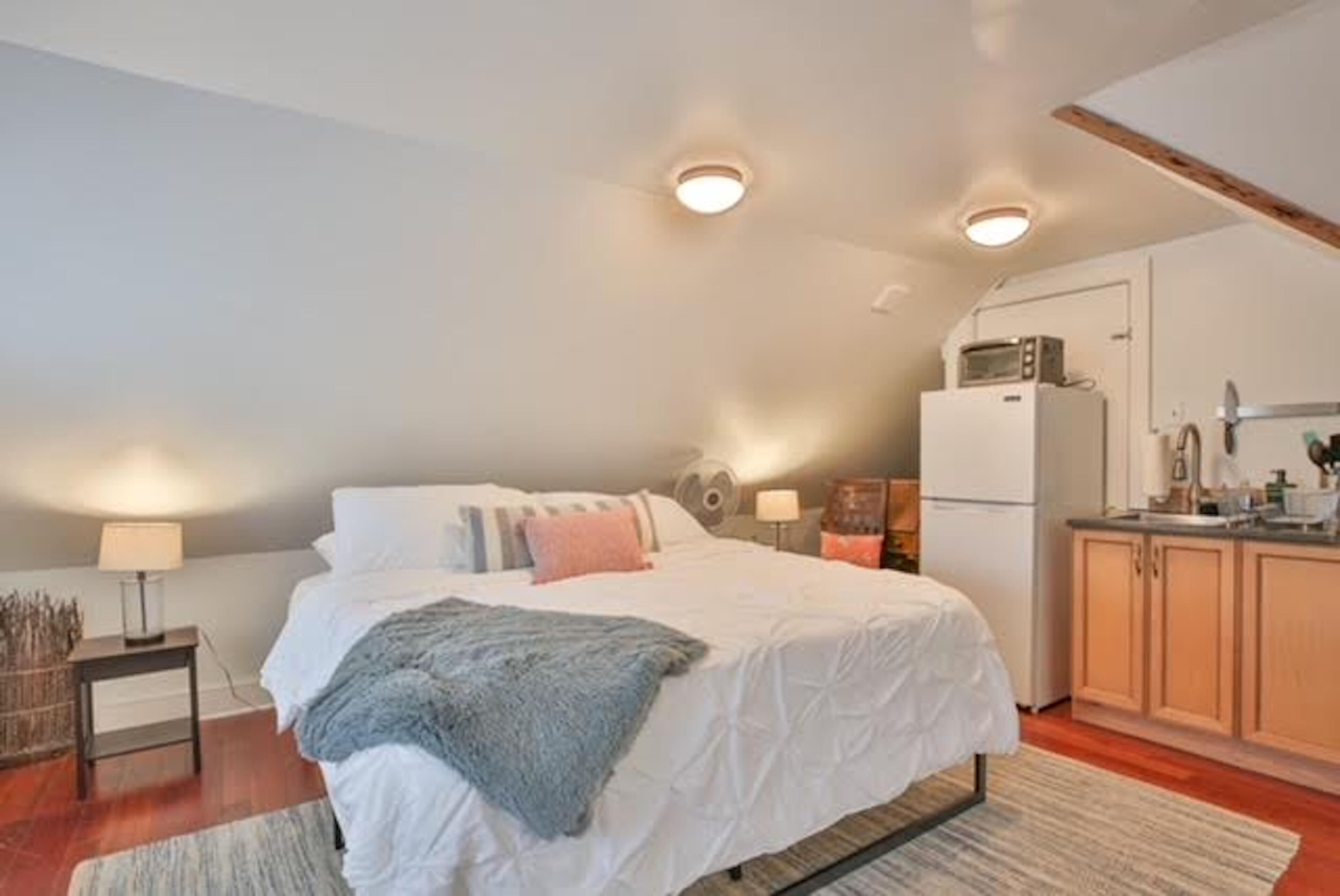Nest on 9 - King Bed