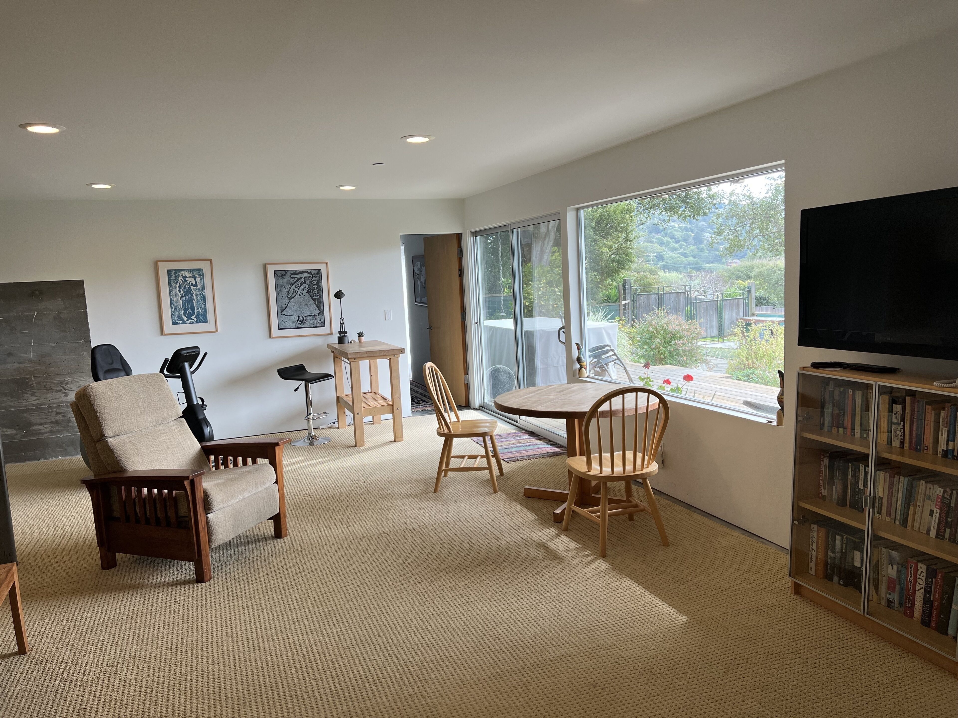 Garden apt. above the beach close to hiking trails and beach.