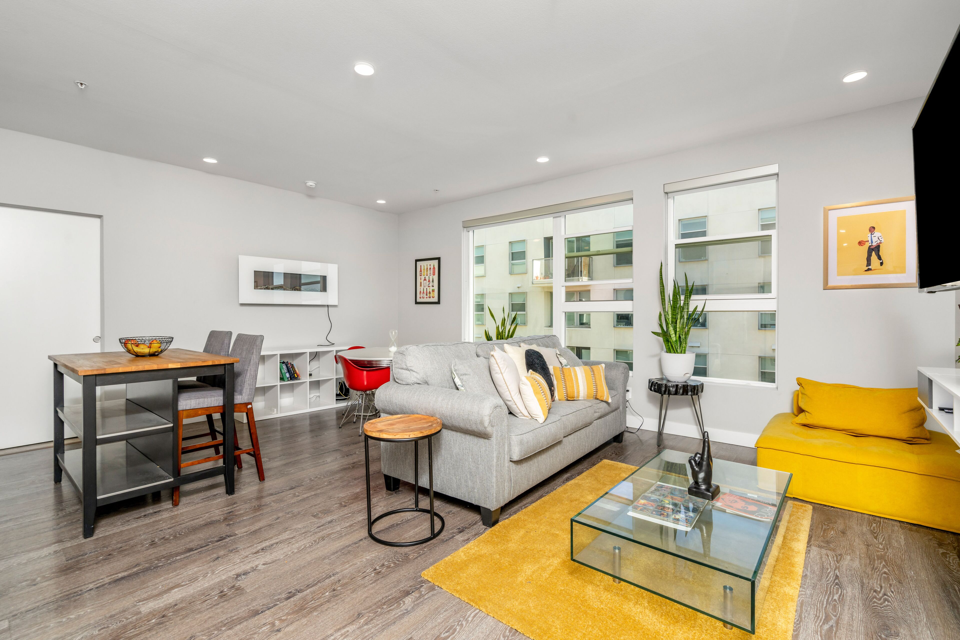 Hollywood Studio District paradise sleeps 4 with sofa bed.