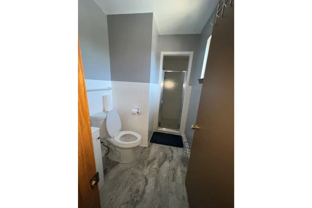 Cozy 3-Bedroom Condo with on-site parking