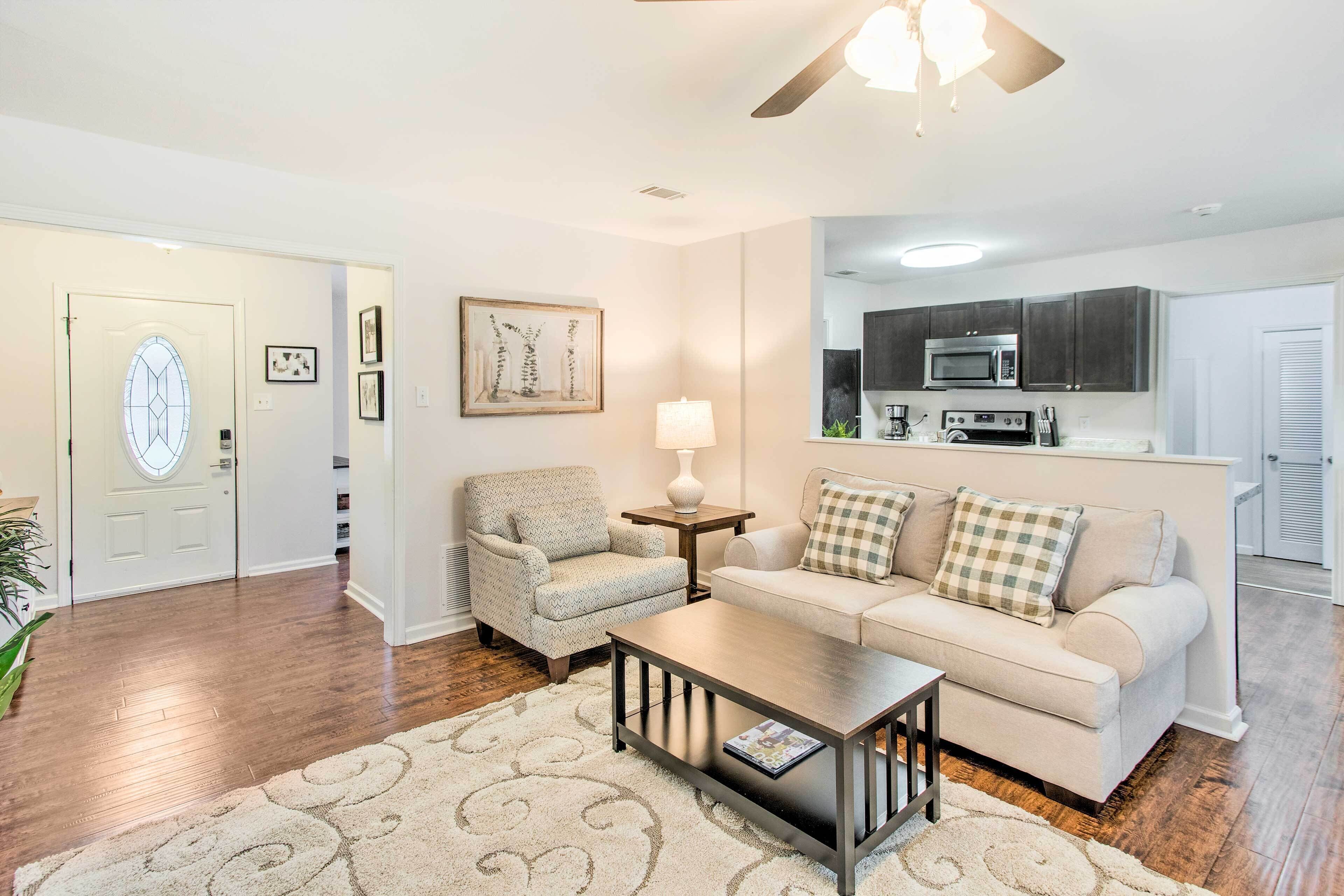 Bright Hinesville Home, 43 Mi to Savannah!