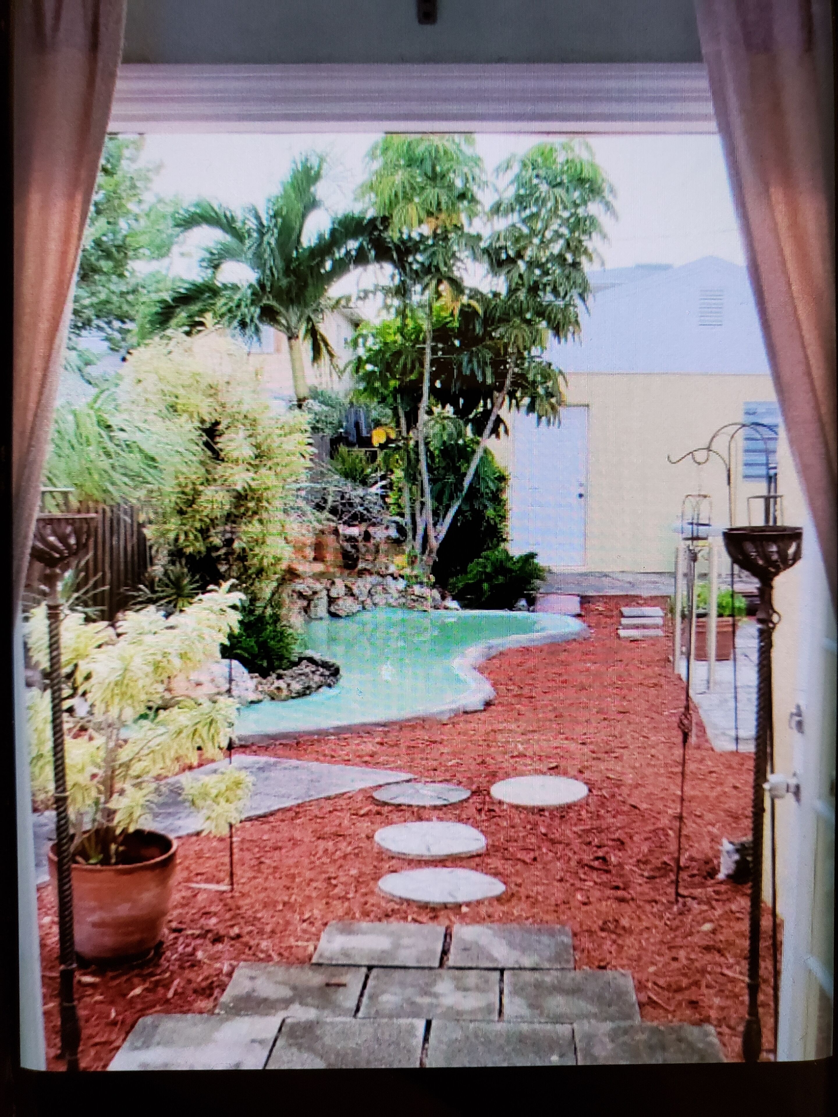 1931 single studio within walking distance to the beach, with pool