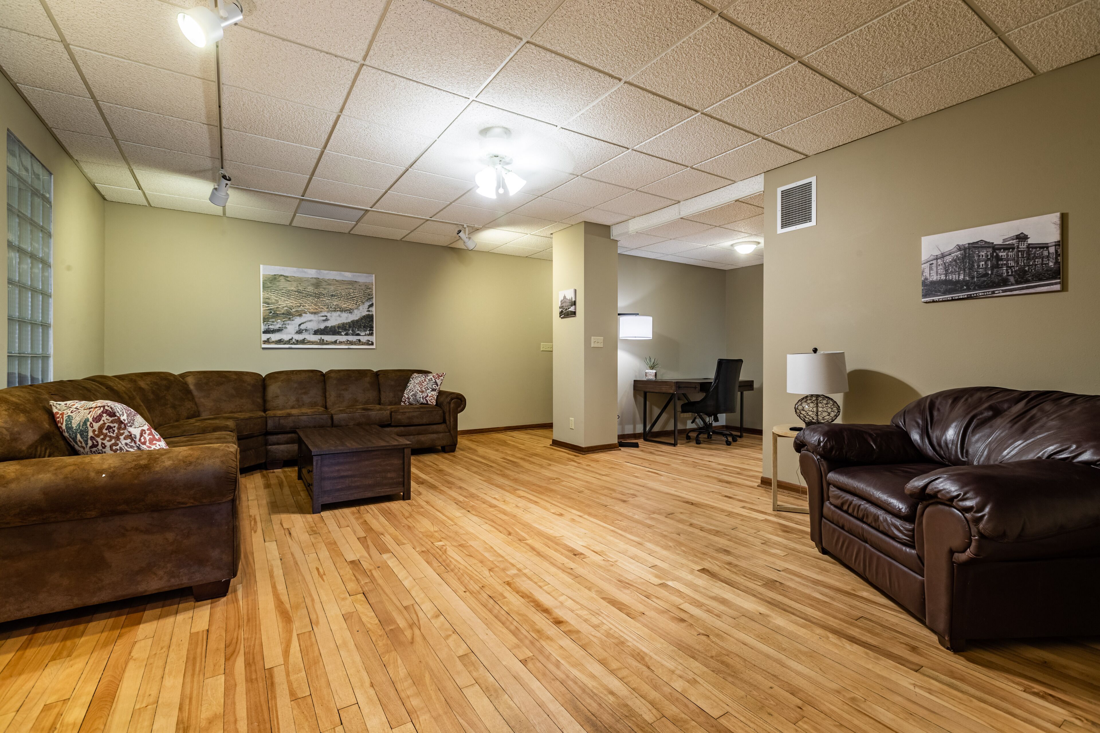 Historic Downtown Top Floor 2BR Apartment