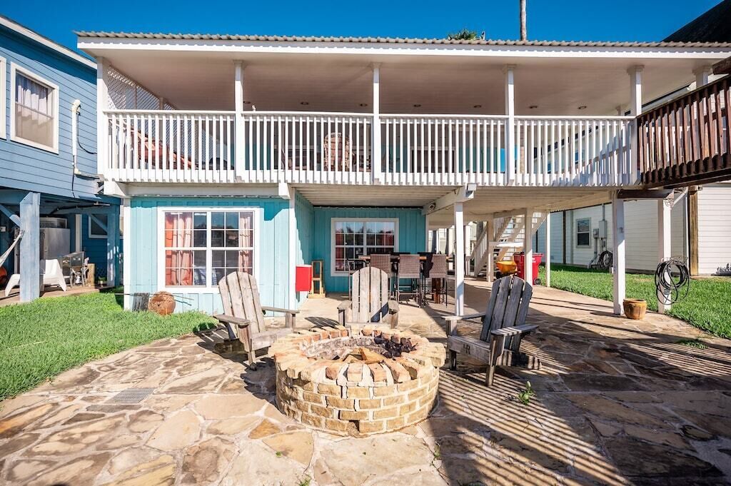 All Decked Out - Spacious Home with Fabulous River Views