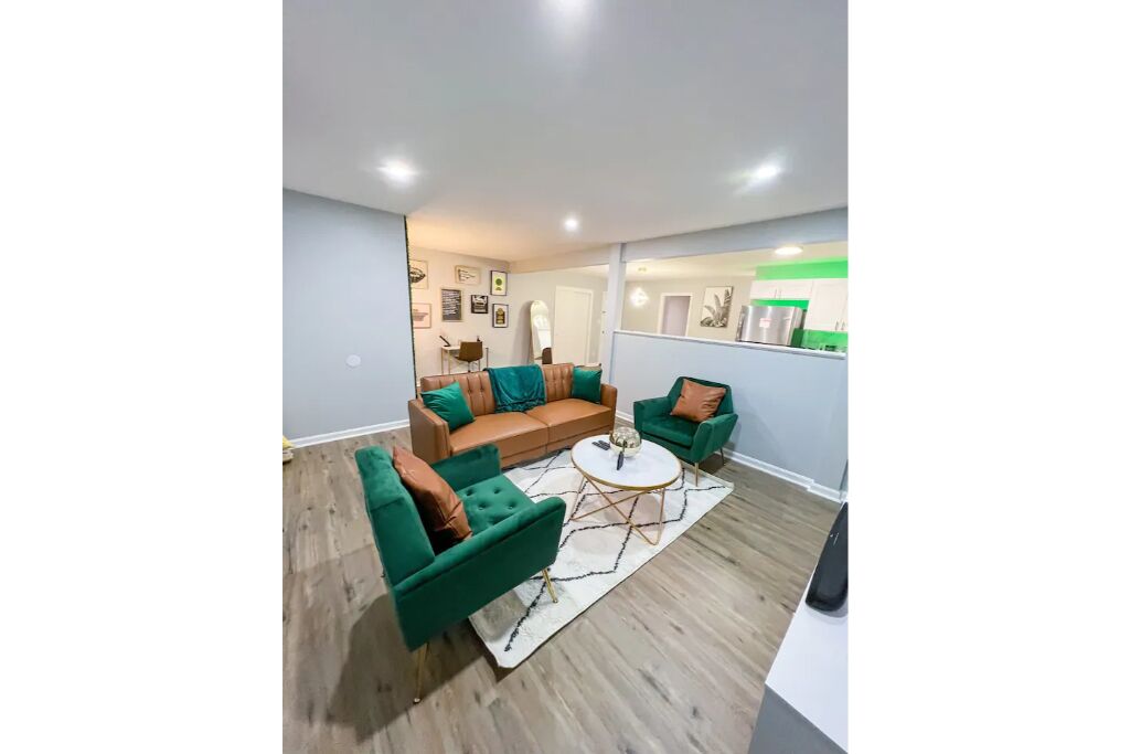 Exhilarating Emerald & Gold Apt! No cleaning fee