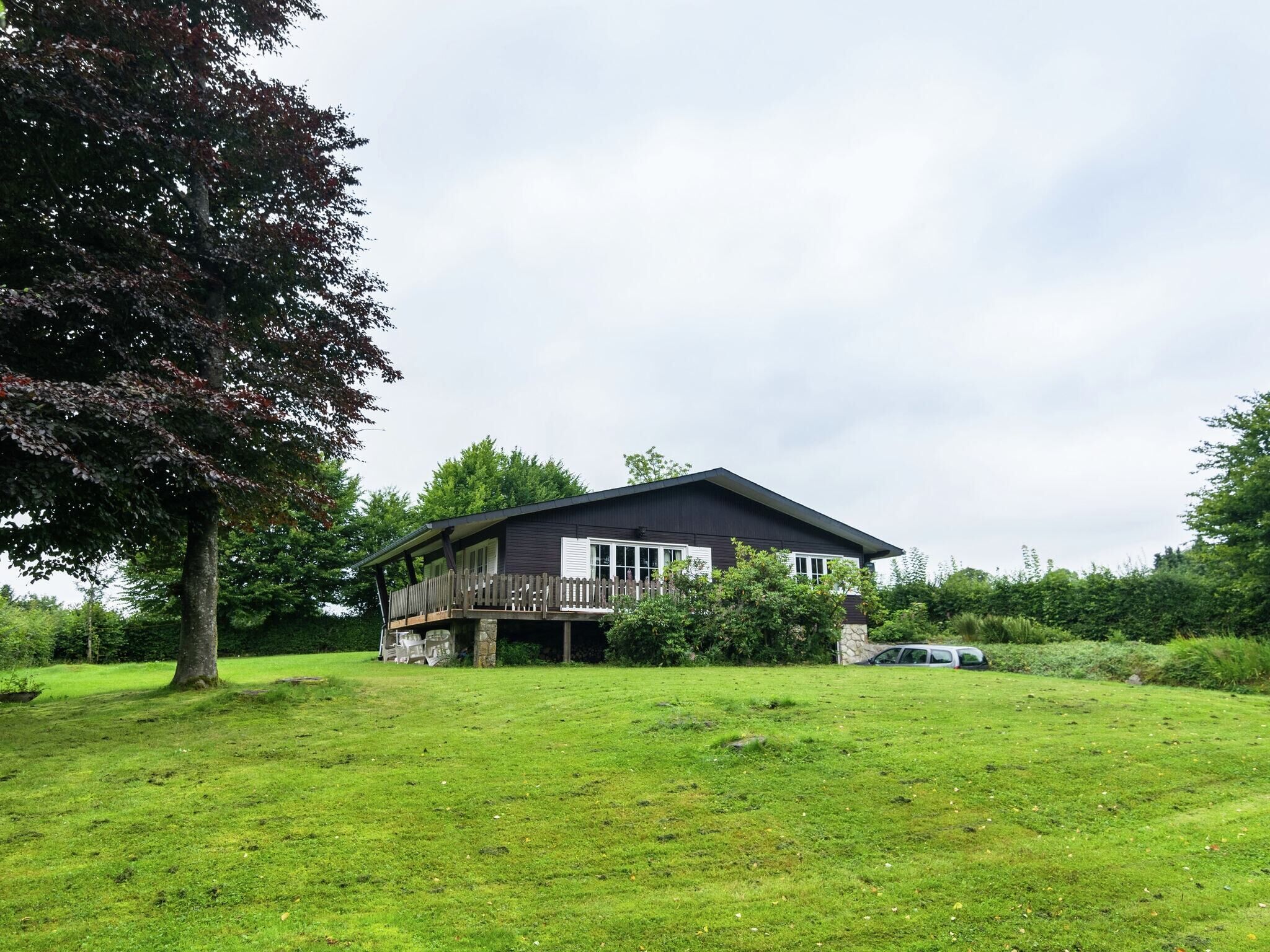 Detached chalet with views of the lake of Butgenbach in the middle of nature