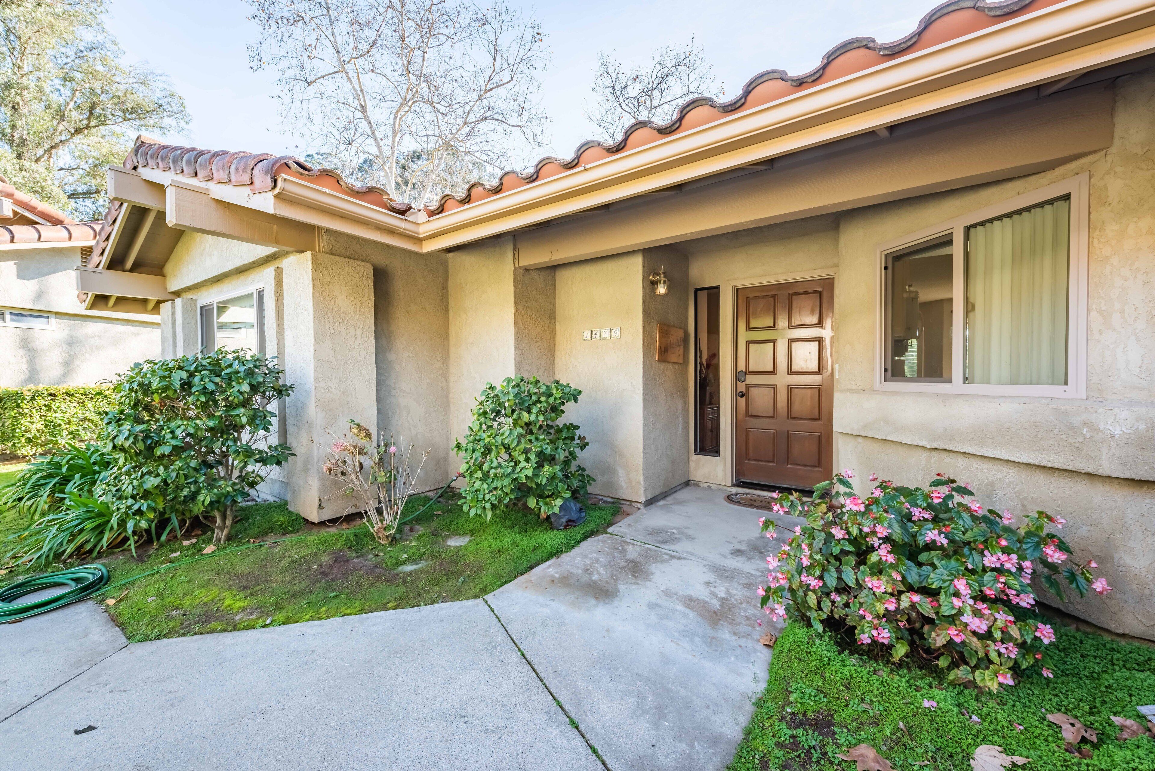 Comfy & Cozy Blacklake Golf Course Condo w/views of the fairways.