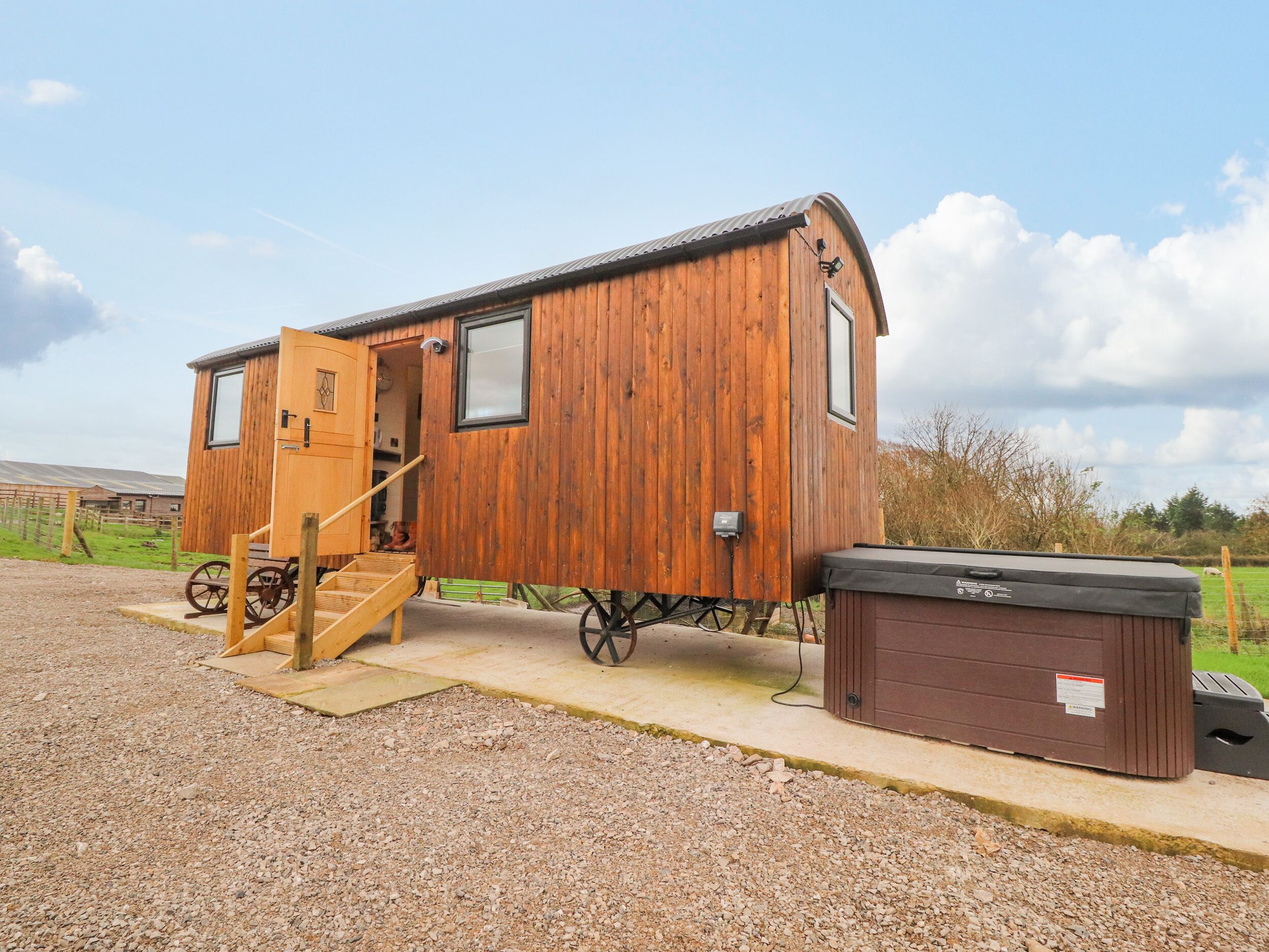 HILLCREST SHEPHERDS HUT, romantic, with hot tub in Chipping