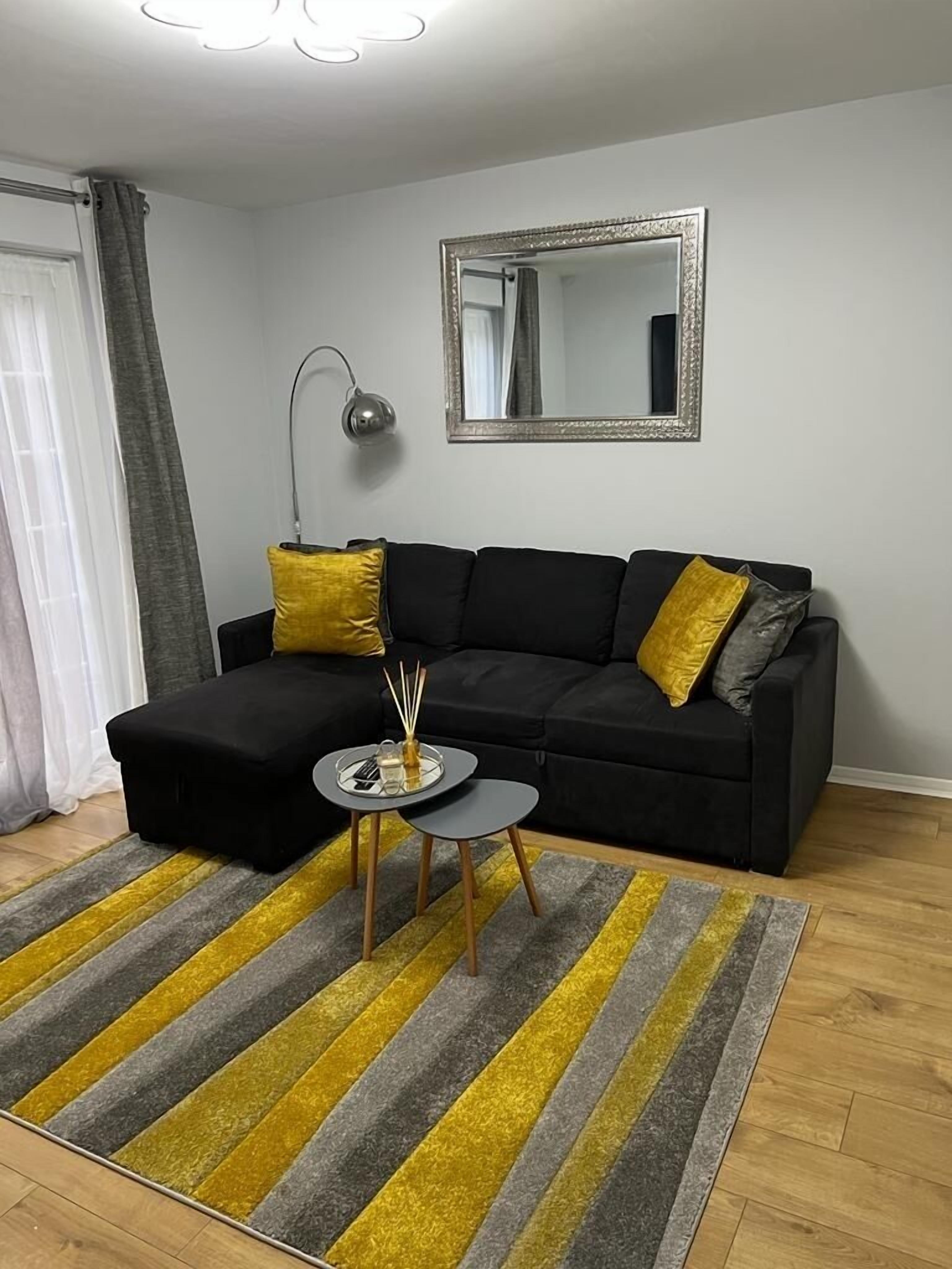 Stunning Newly Decorated Flat with Own Entrance and Garden