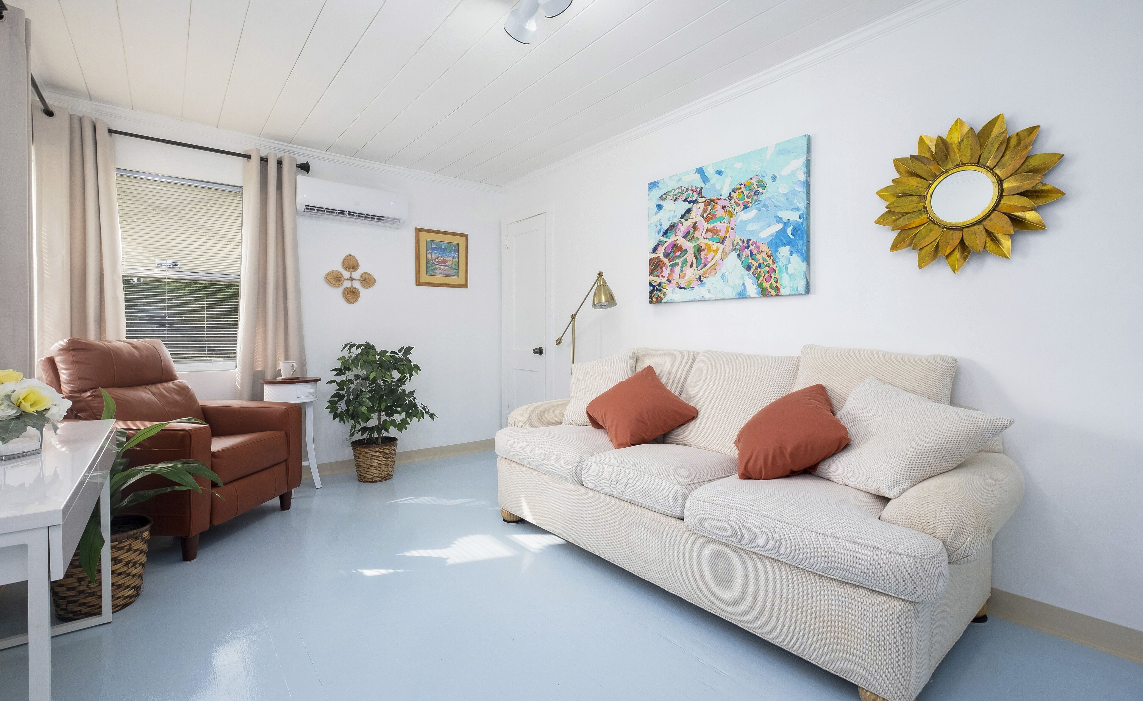 Sleeps 5 - Stylish retreat, minutes from beach.