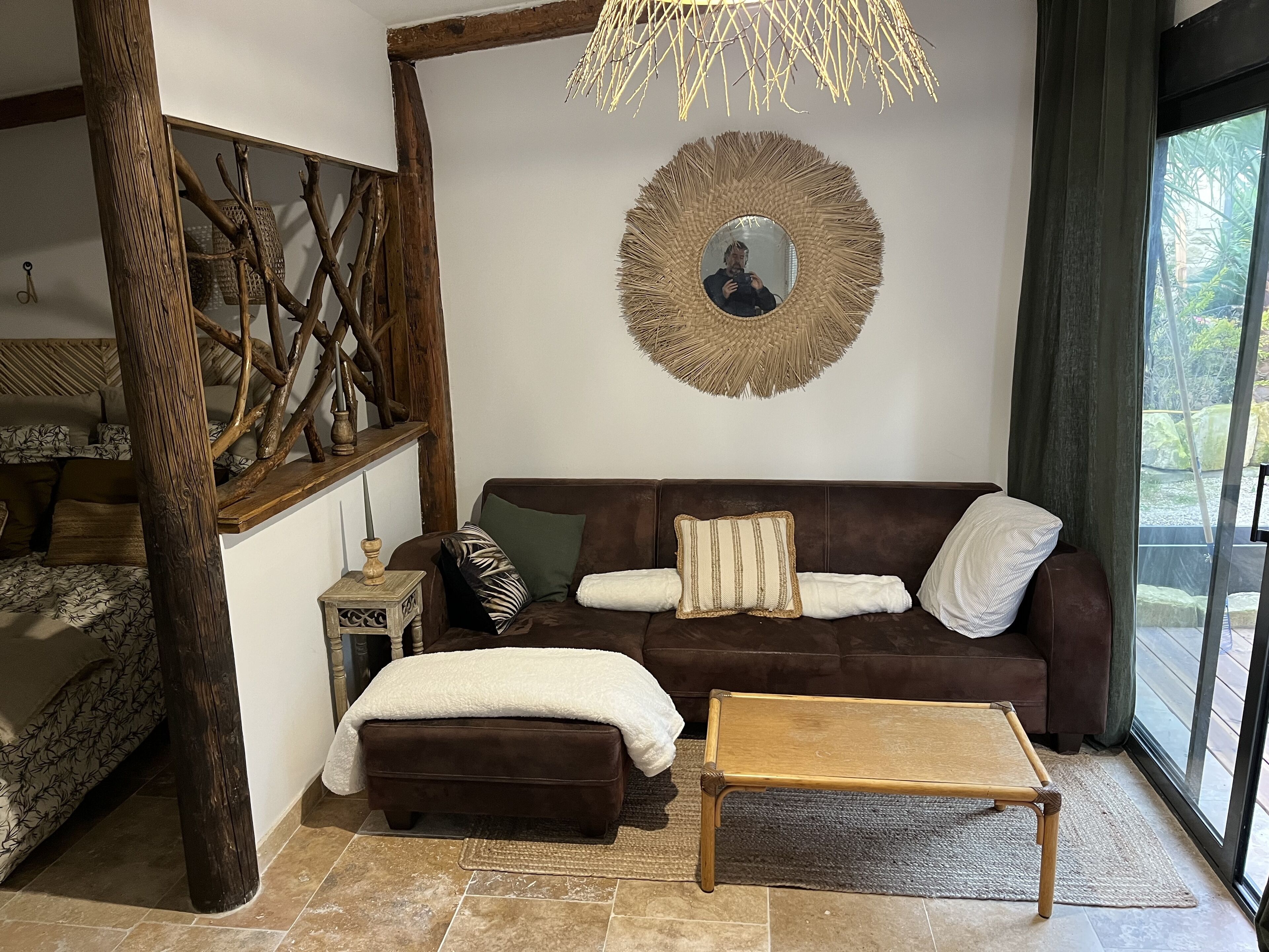 Charming Cafoutchi at the foot of the Montagnette