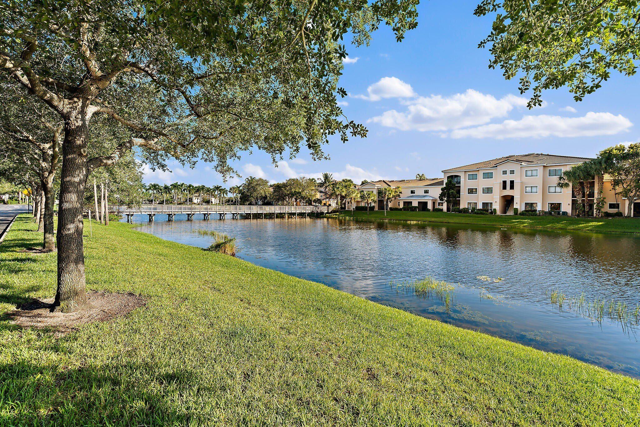 Palm Beach Gardens 1 Bedroom Condo Resort Style Pool and Clubhouse