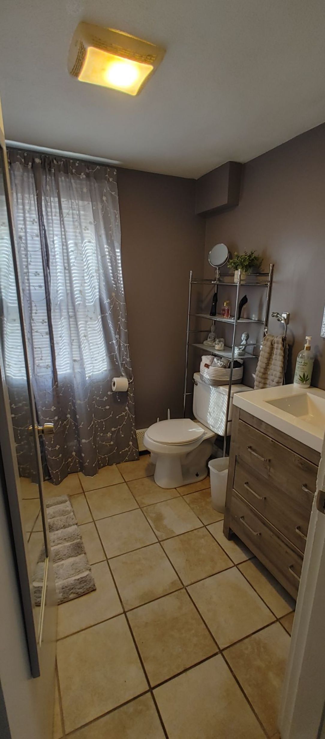 Clean, Cute, Safe, and Centrally Located 2 Bedroom Apartment