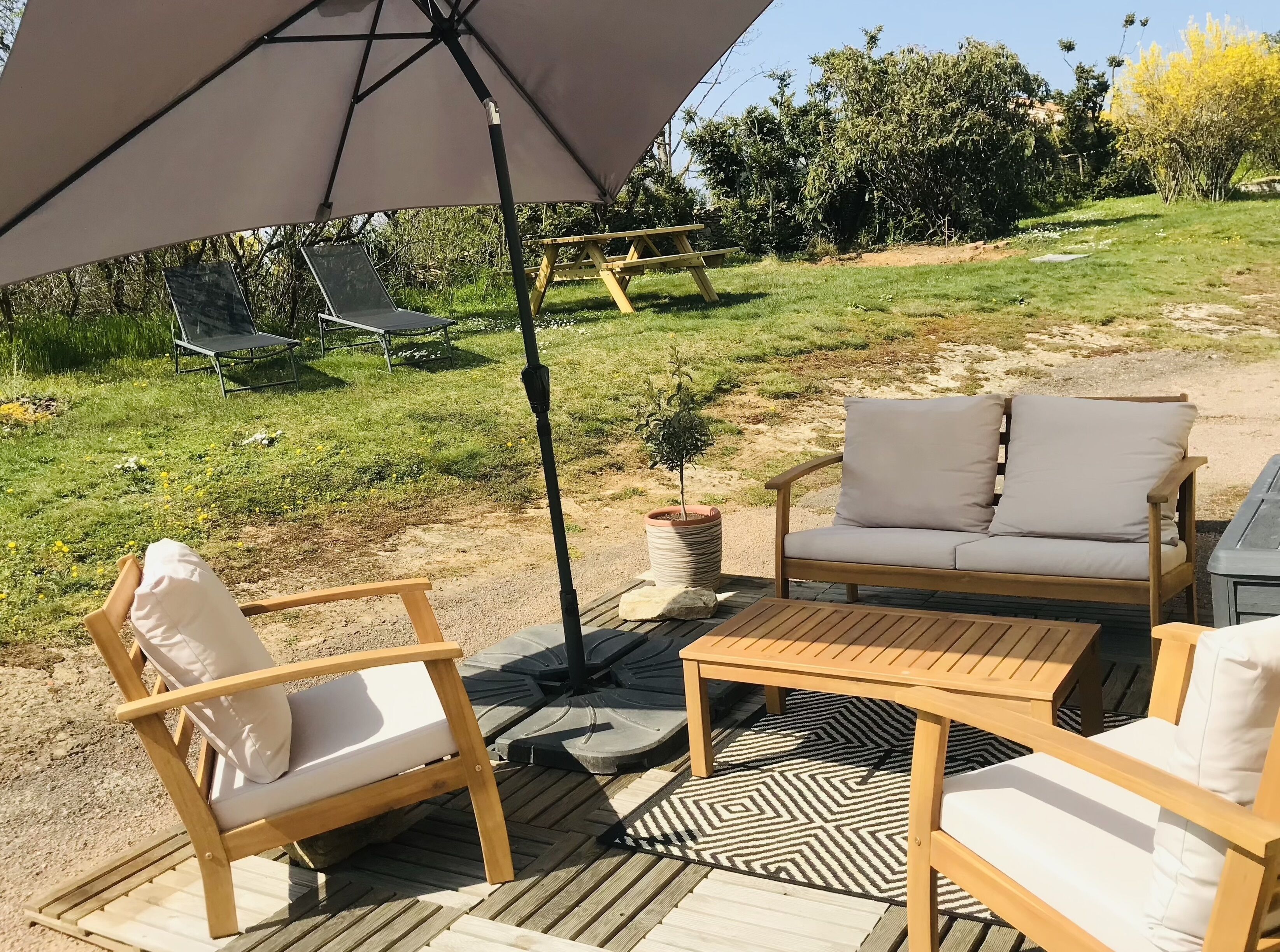 Between rocks, vineyards and castles