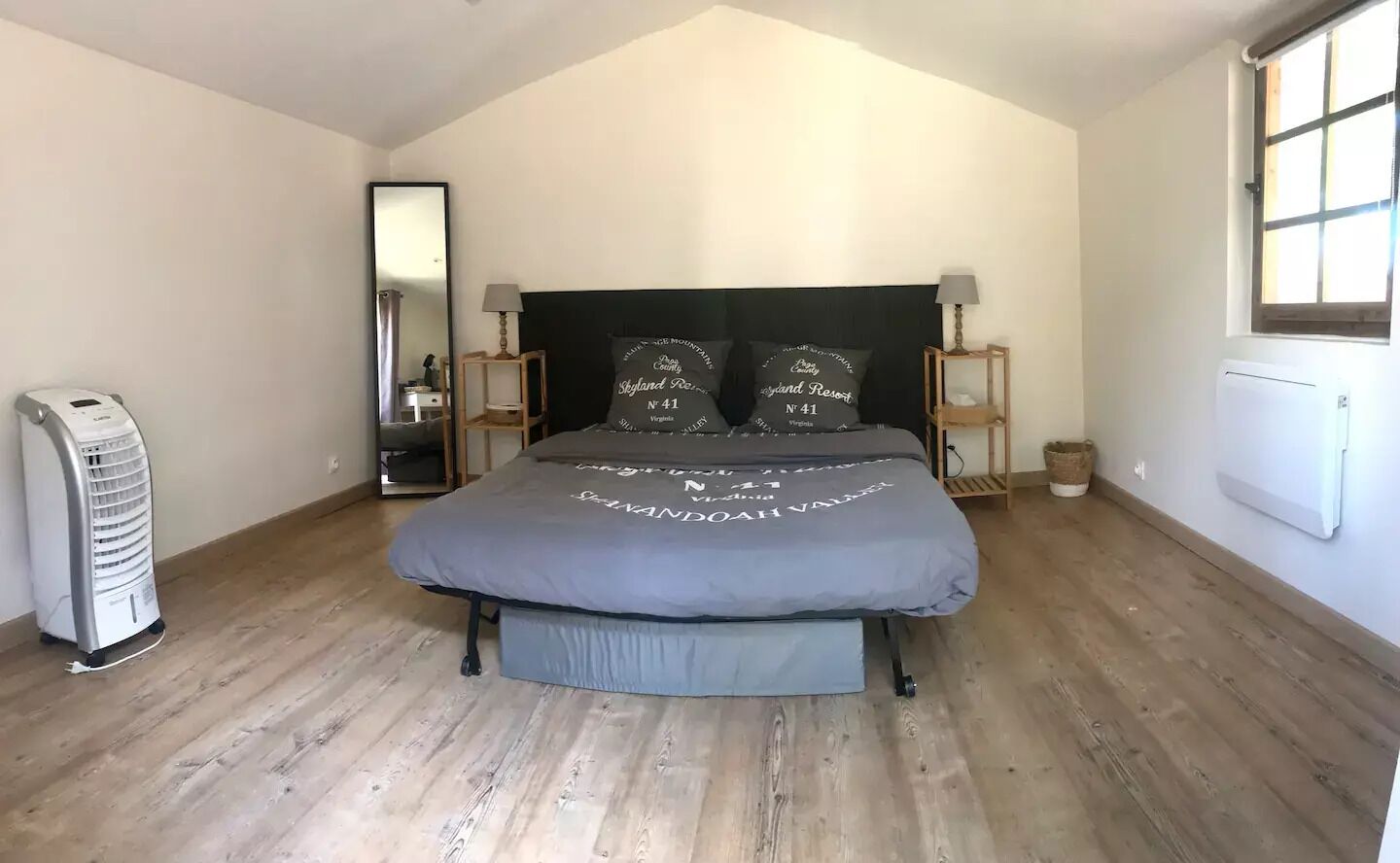 Independent and cozy room with swimming pool access