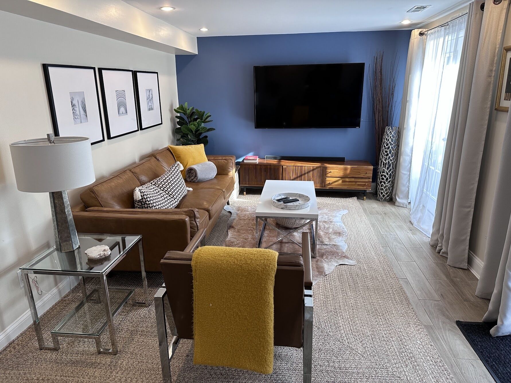 Modern, Chic, Walk to Shops and Private Parking