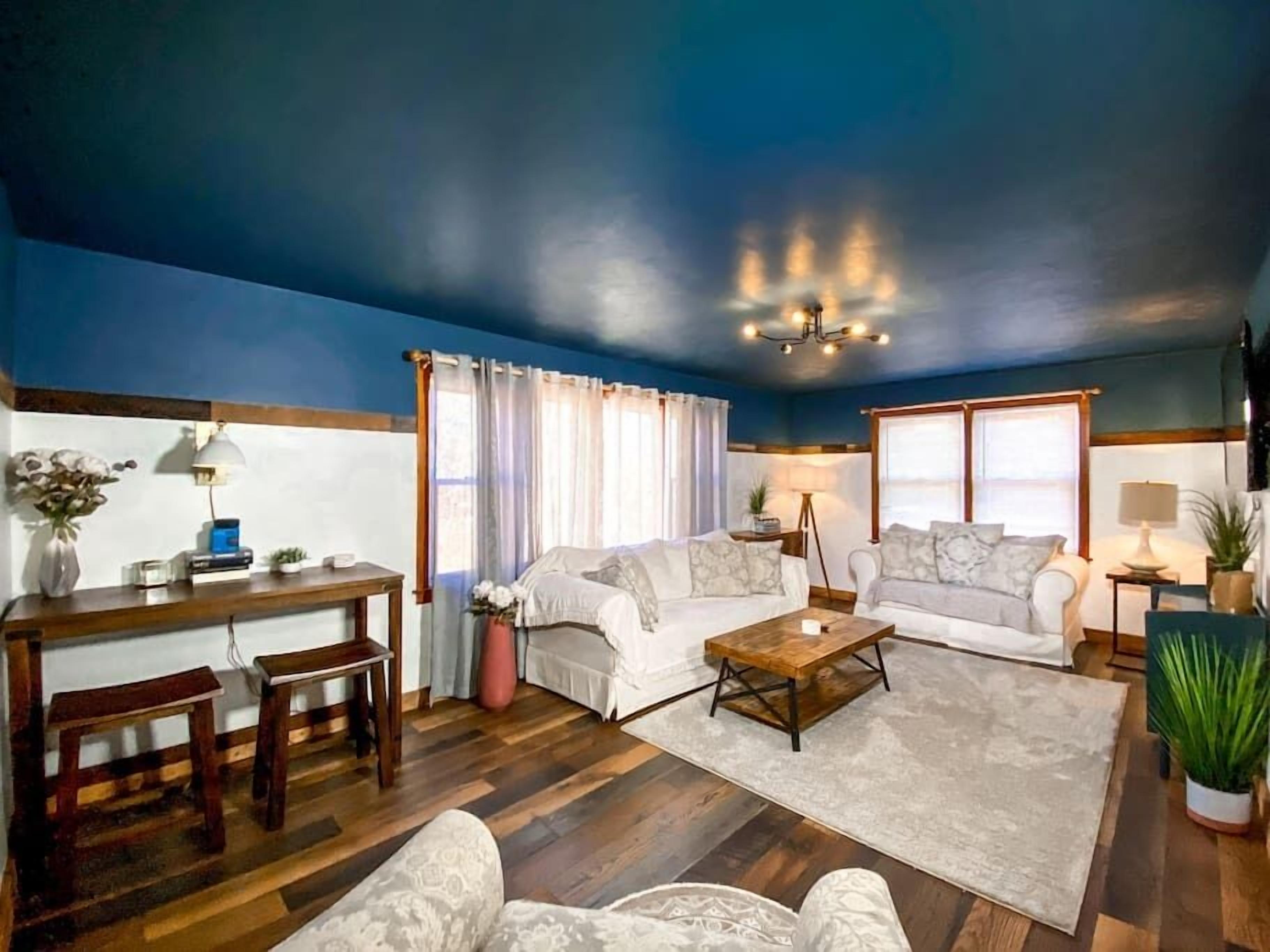 #5- *A MUST SEE* 3 BR  APT IN A GREAT LOCATION!