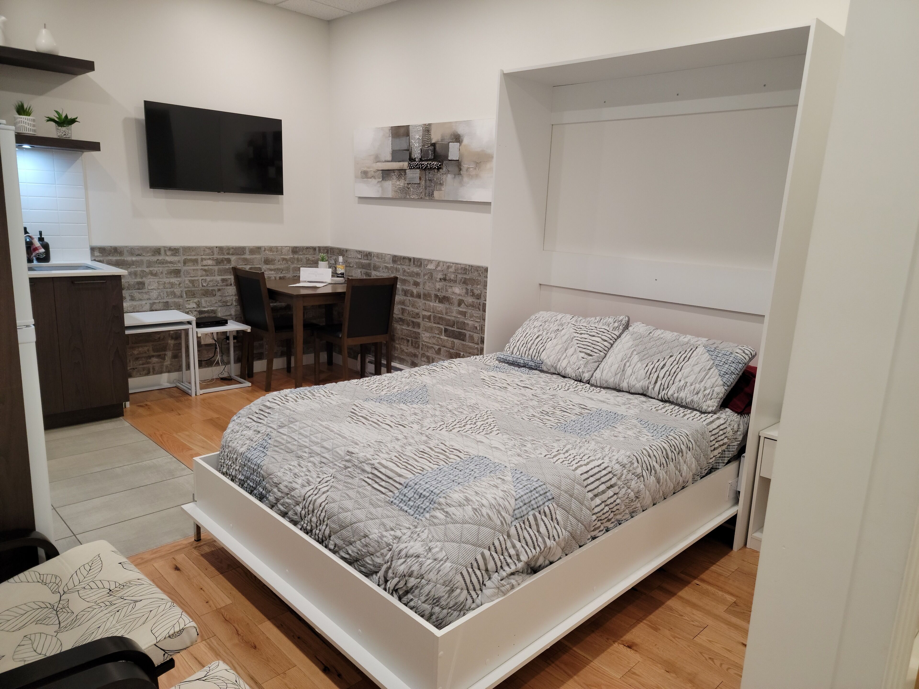 The 102 is a cosy loft in the heart of the city centre. It is located close to t