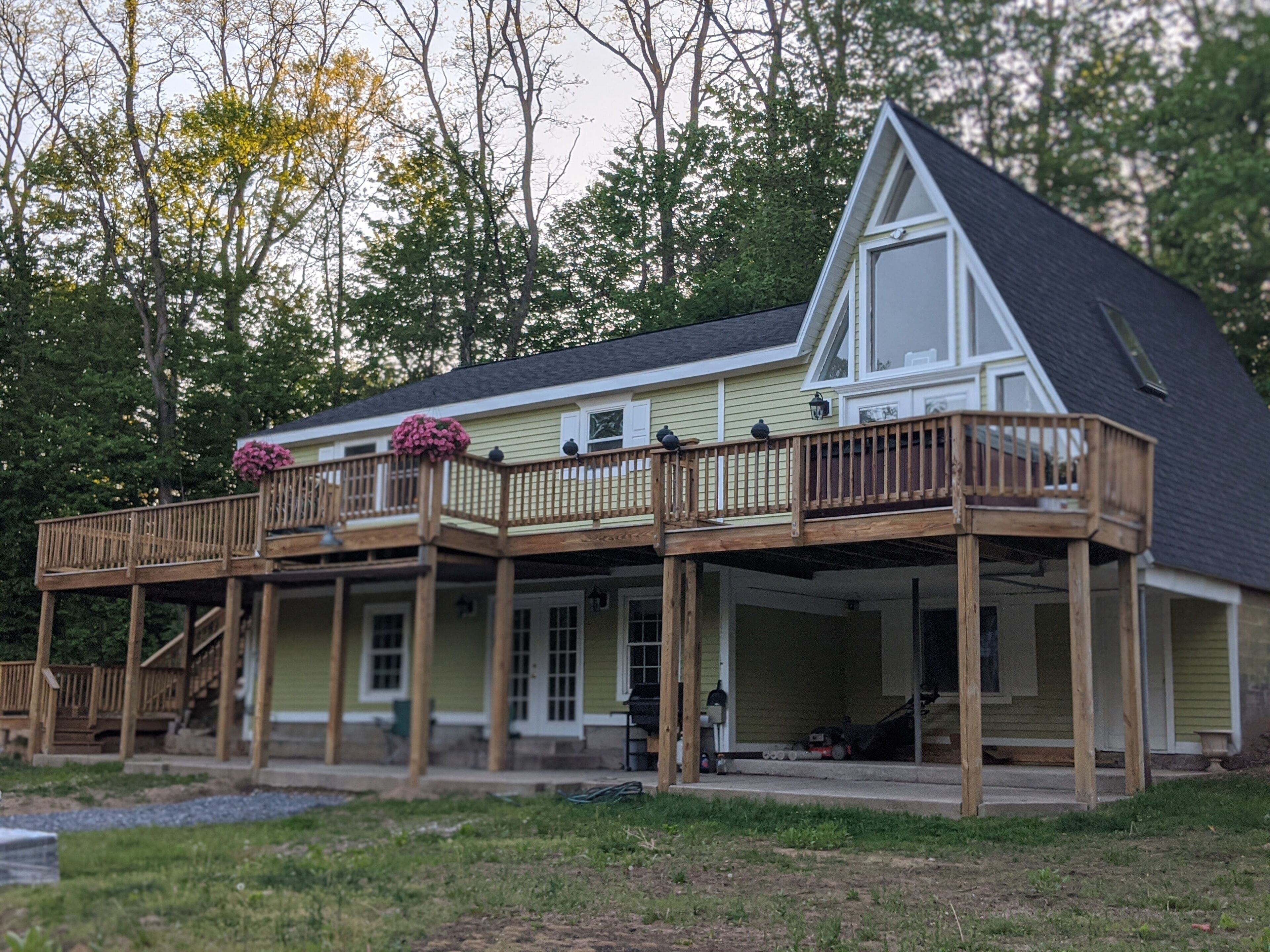 The Yay Frame- KING BED, HOT TUB/ SAUNA, FOOSBALL, PETS/KIDS