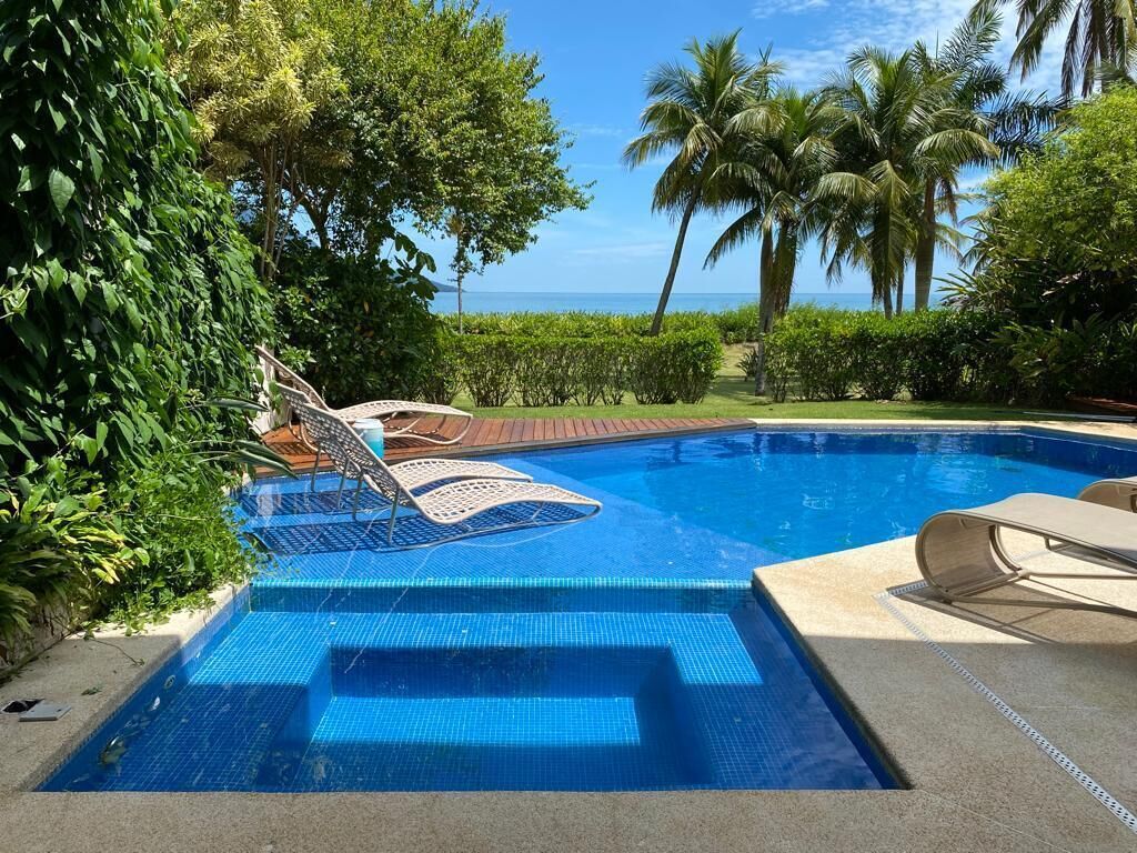 Beautiful House facing the sea in an exclusive condominium, paradisiacal beach