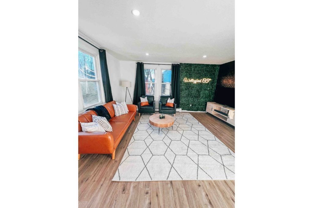 Central & Chic Apt Sleeps 7 (2 kings, 2 full beds) no cleaning fee 