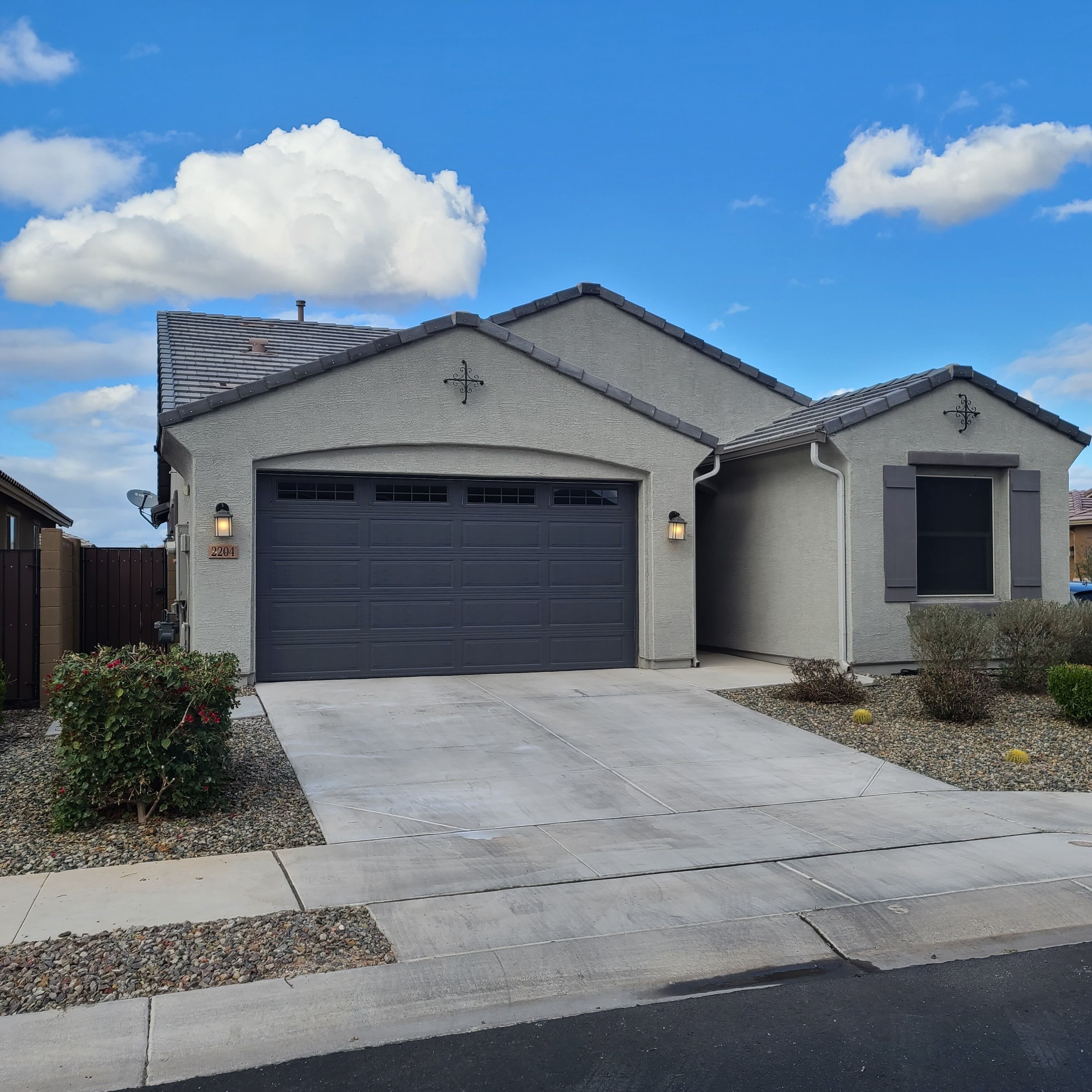Attached Casita less than 30 minutes from SKY Harbor Airport. Dog friendly! 