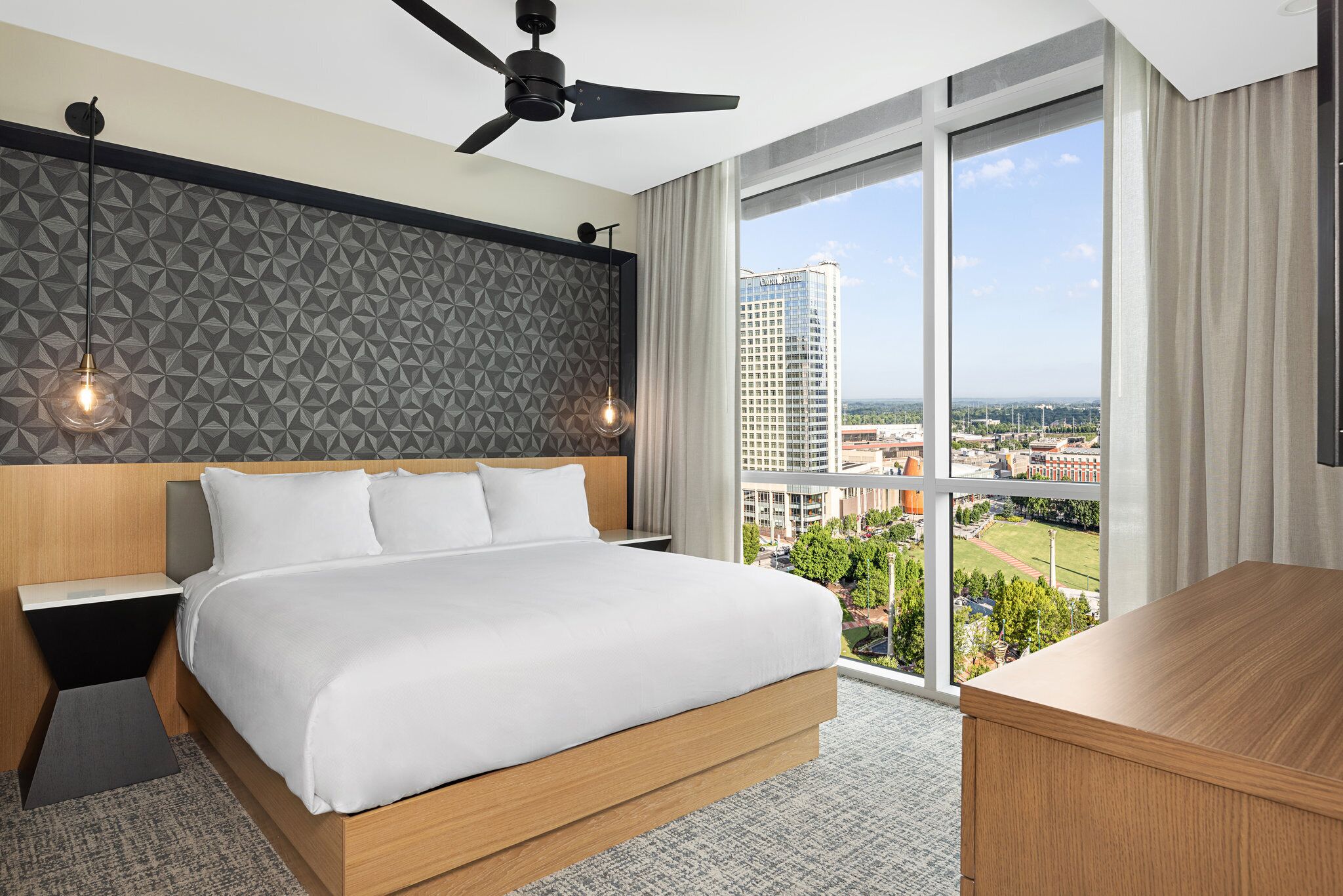 Heart of Downtown Atlanta Resort with Pool & Bar