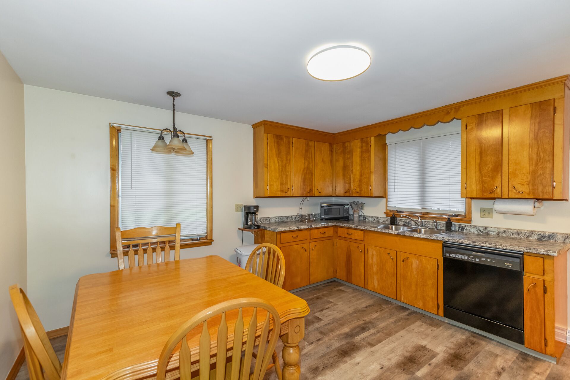 2br 2bath apt with a game room & full bar near HOF!!