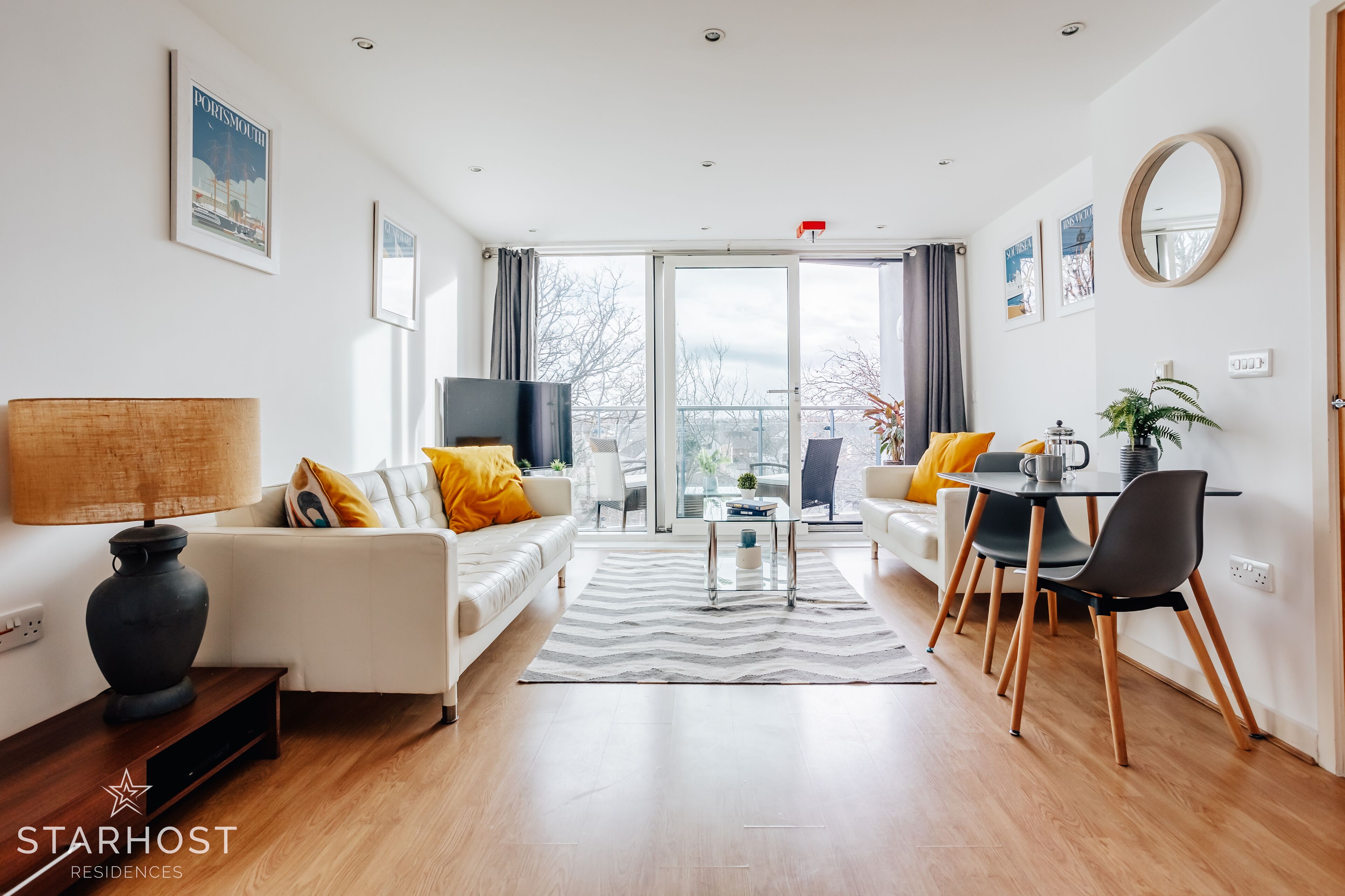 Super 1 Bedroom Apartment with balcony in Gunwharf Quays