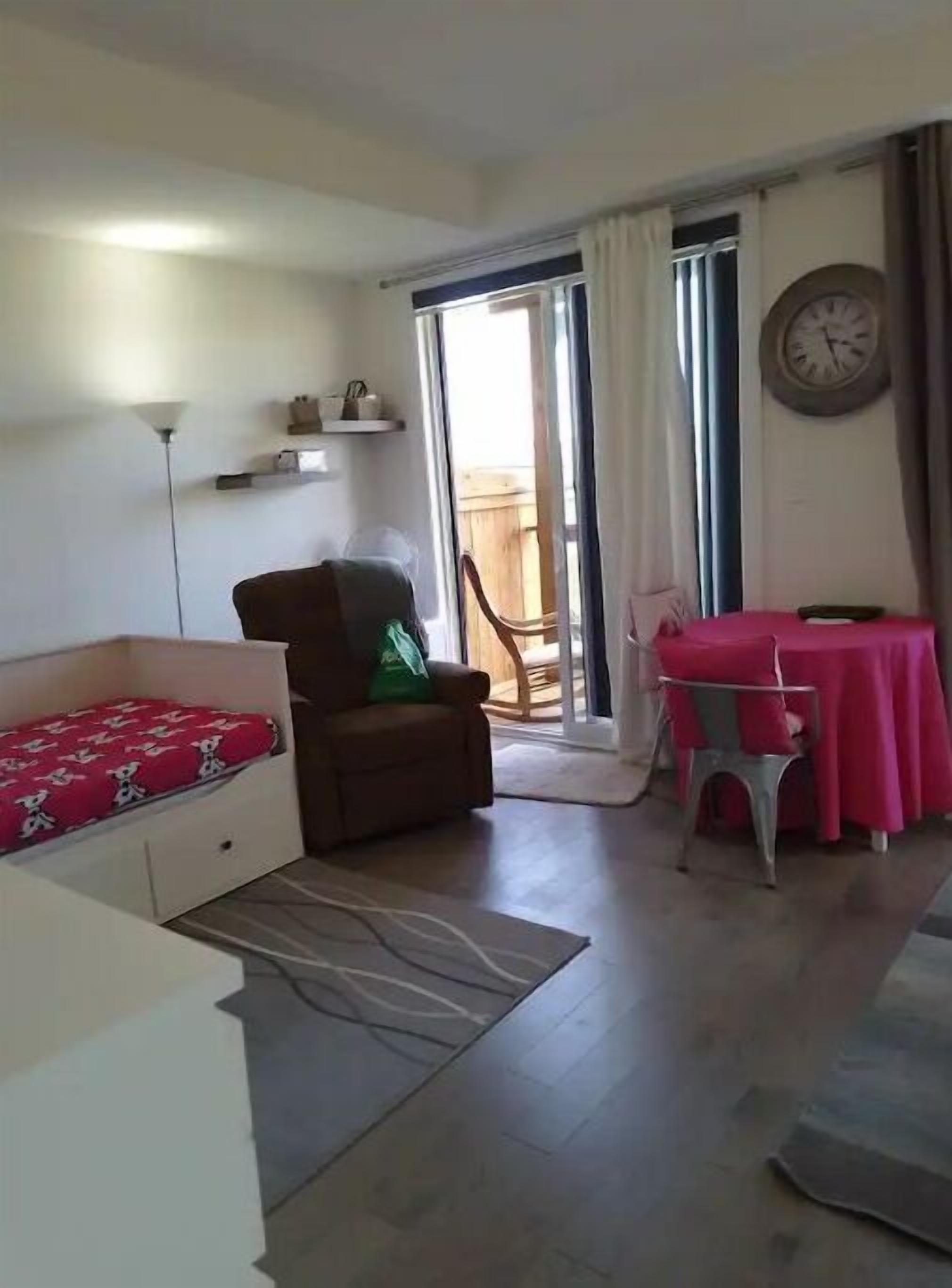 Studio apartment with separate entrance ensuite laundary