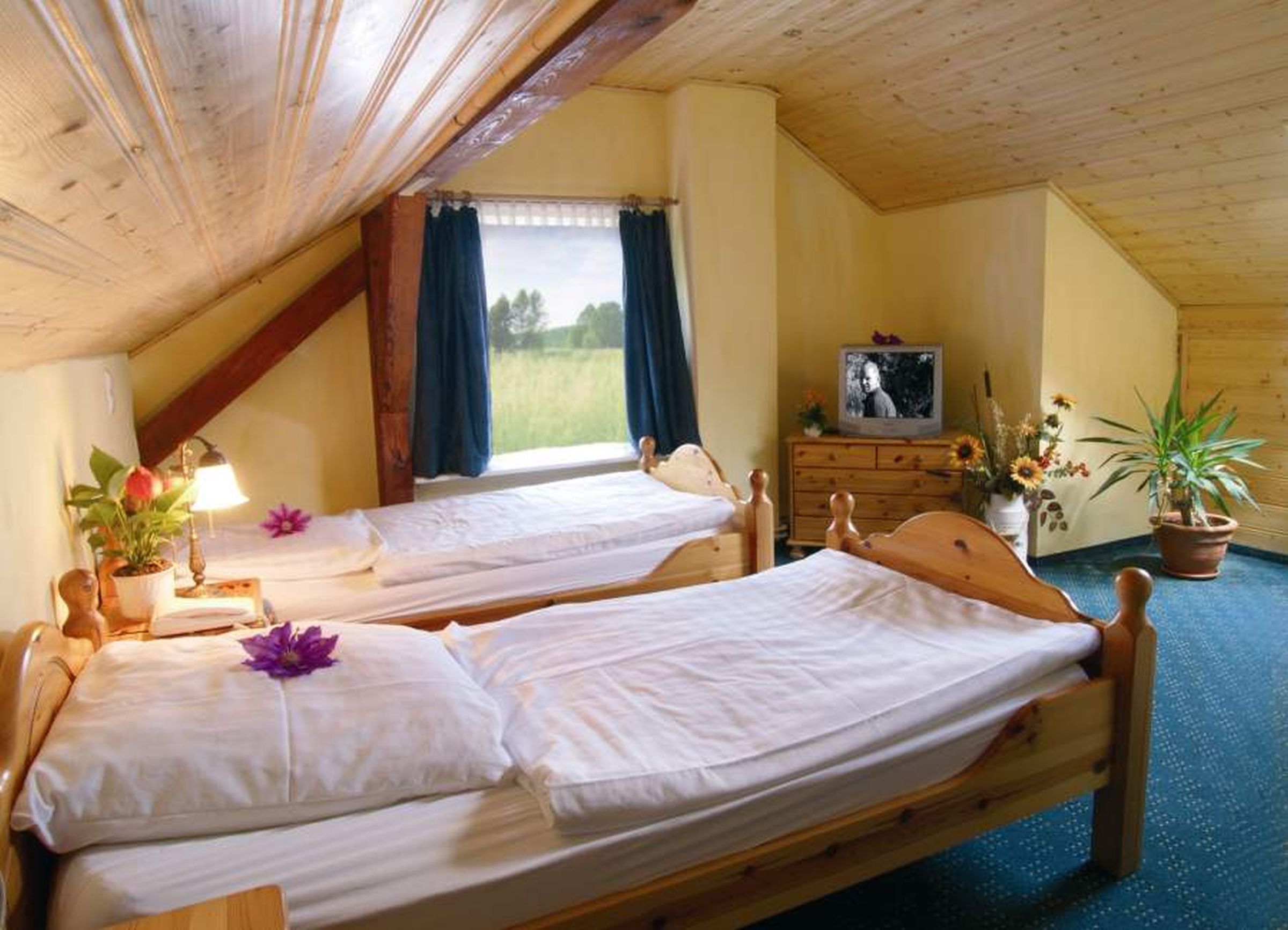 Dreibettzimmer mit Dusche und WC