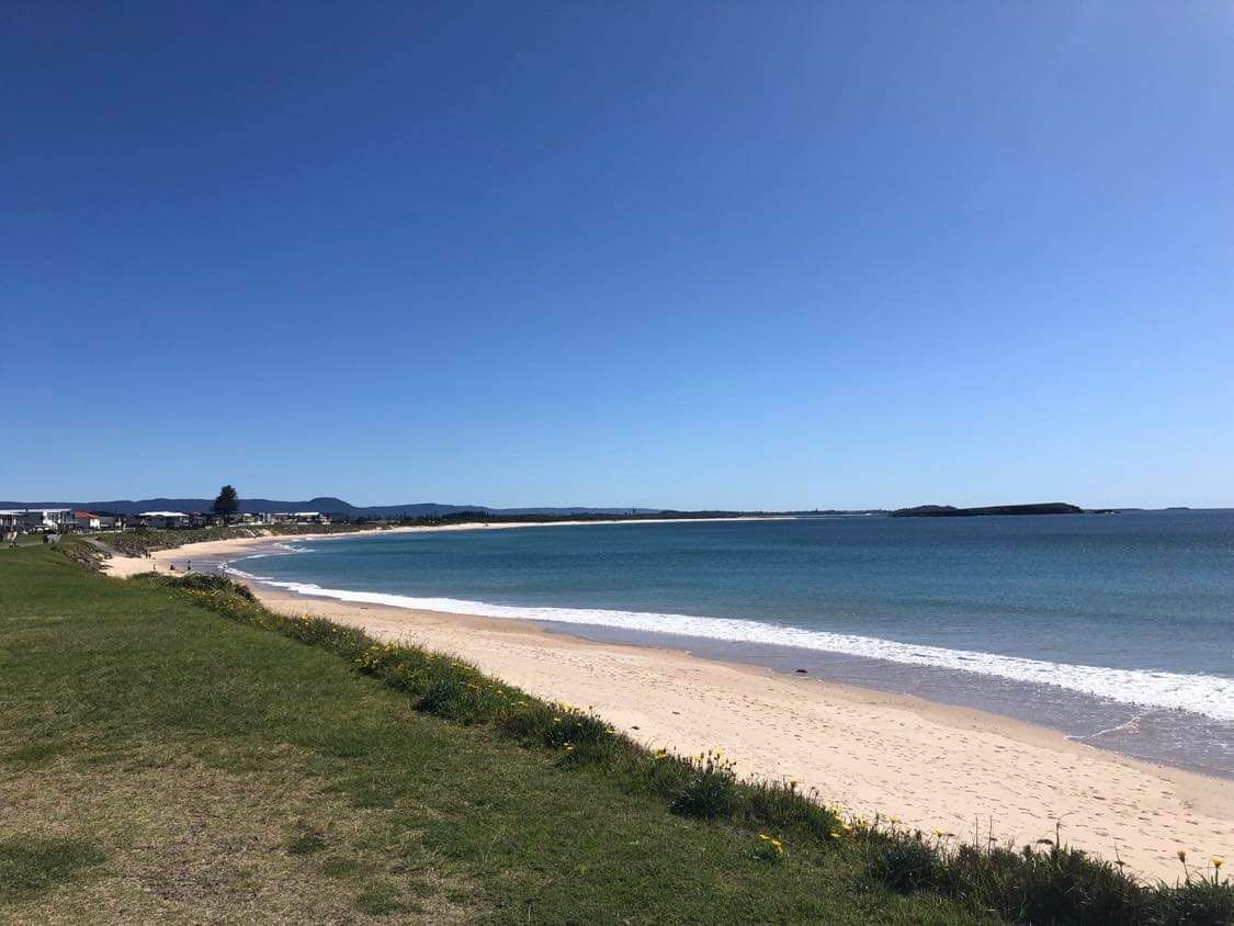 Blue Beach House - dog friendly. Walk to  Beach, lake. Fish surf swim SUP dive