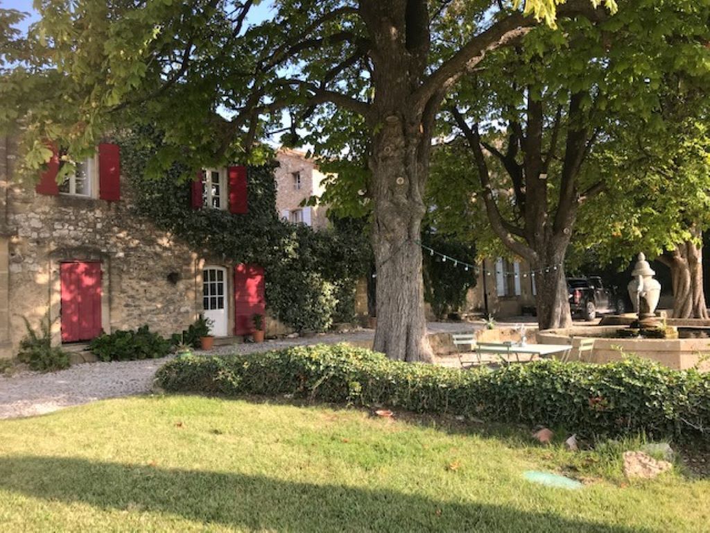 "Maison des Fontaines" in the Heart of a Magnificent Wine Estate