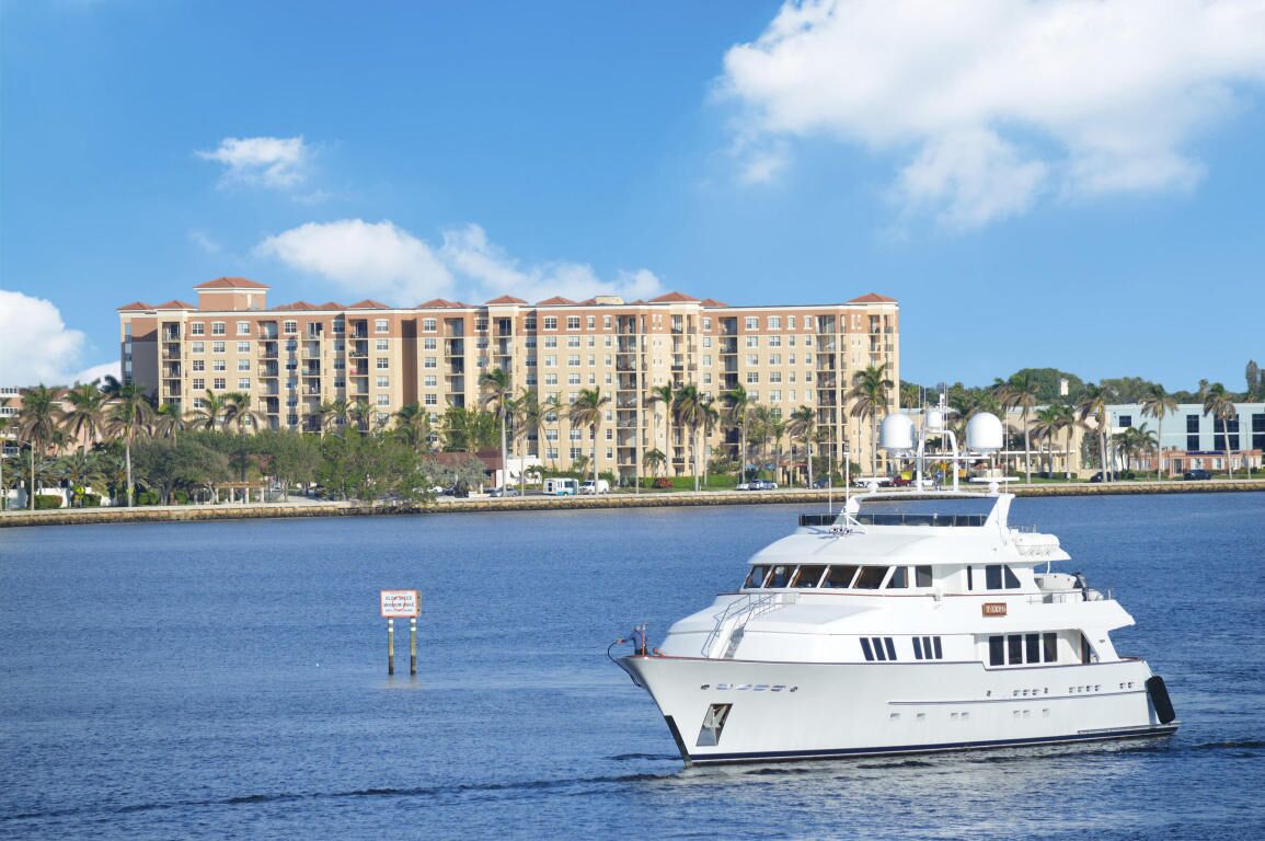 Waterfront art-focused seasonal condo <1.5mi from Atlantic Ocean (~5 min drive)
