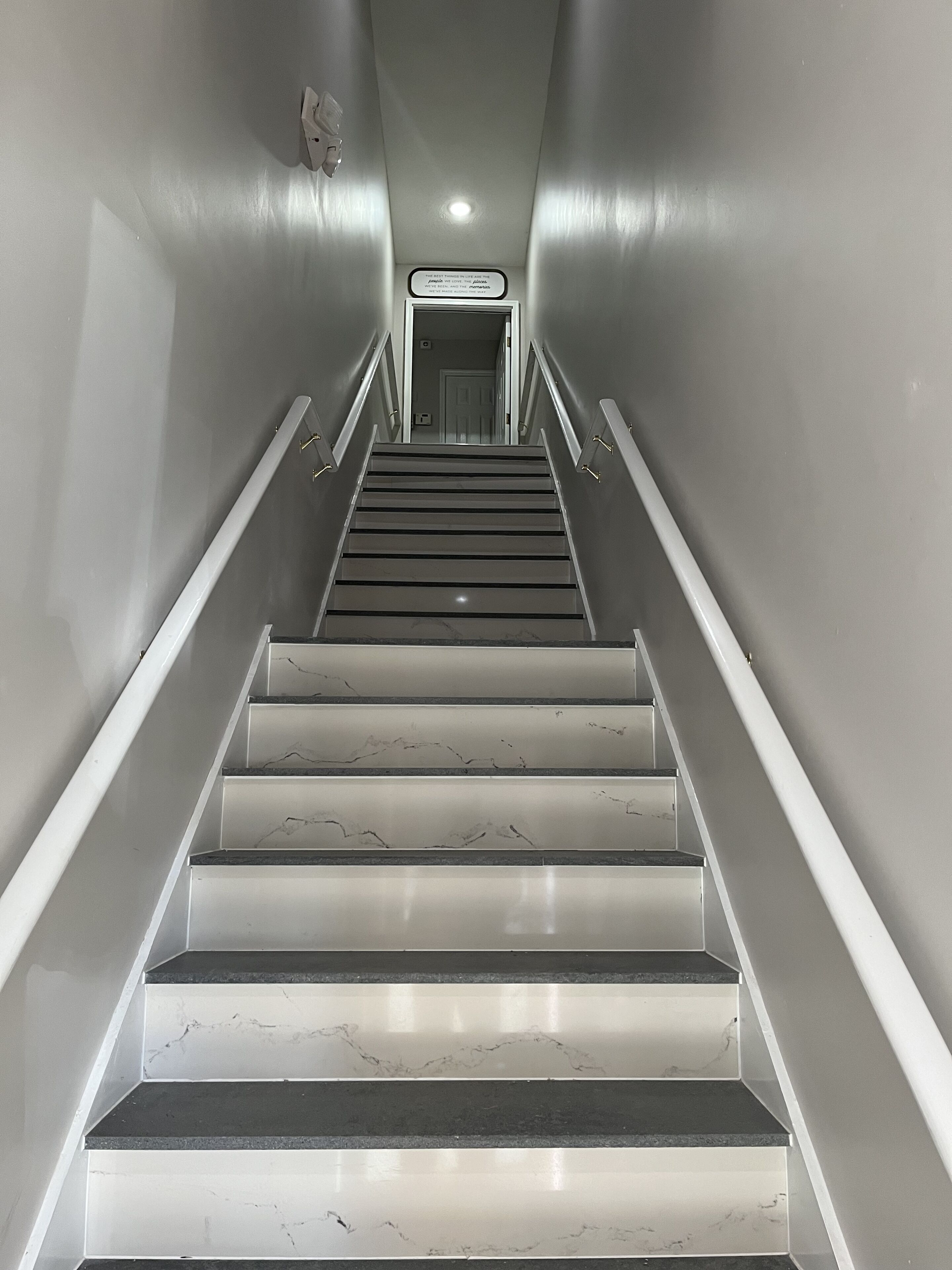5 minutes to Fort Stewart , home of 3ID!!!Newly renovated ultra modern apartment