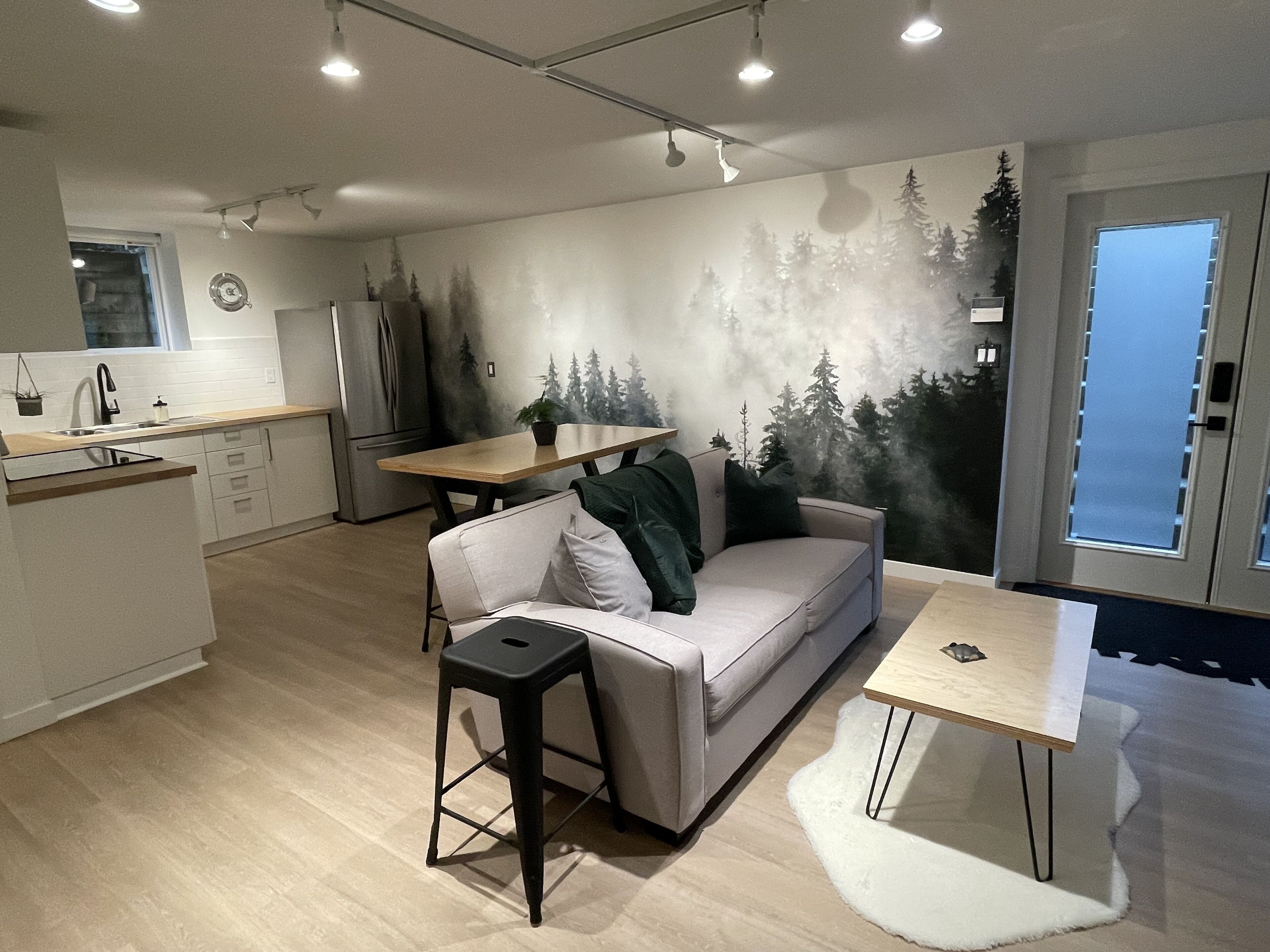 Upper Lynn Valley Basecamp - minutes from the North Shore trails!