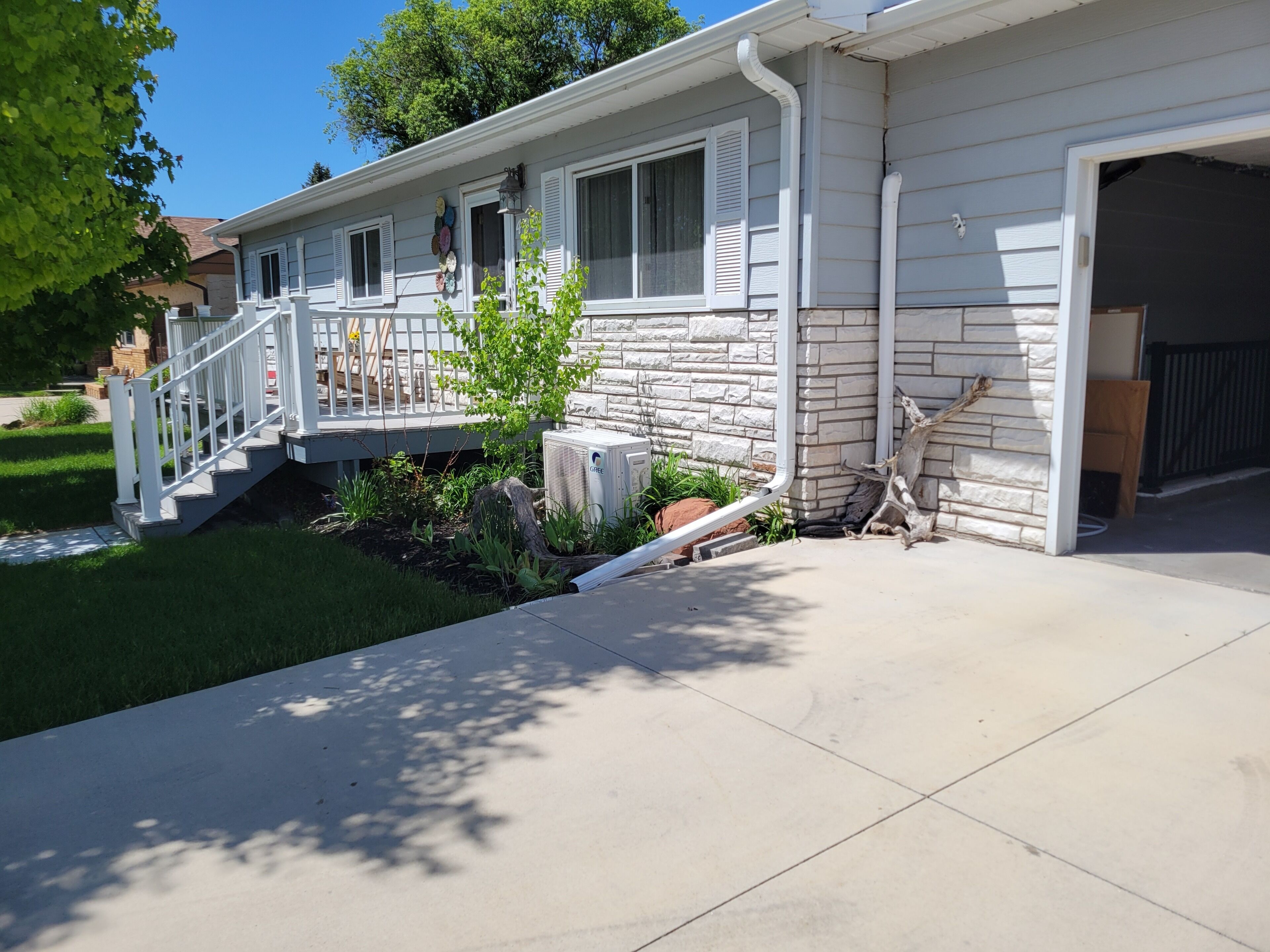 cozey 2 bedroom basement apartment, comfortably located in center Morrill Ne.